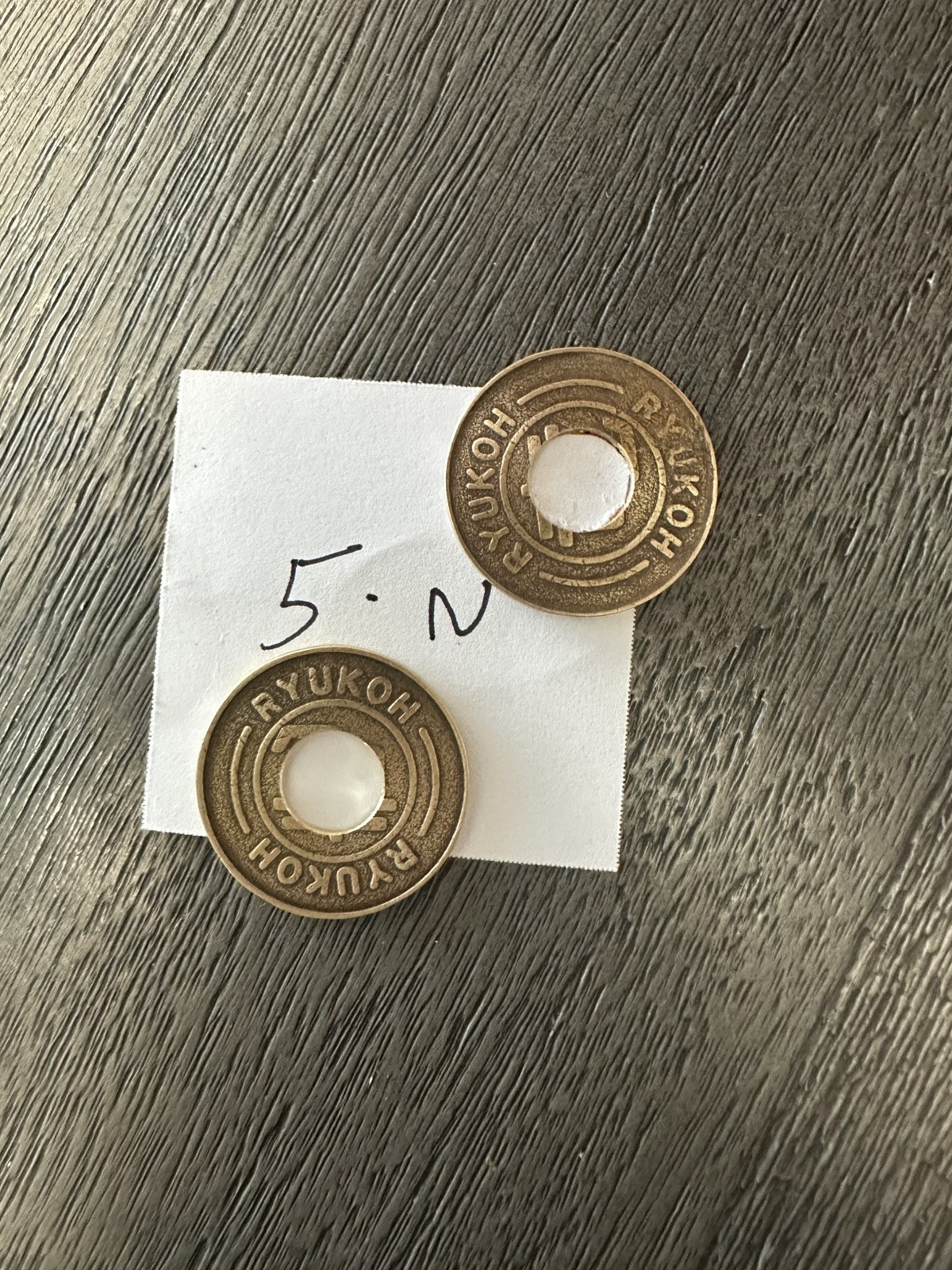Chinatown Coin magic Set, Using a Japanese token and a quarter 