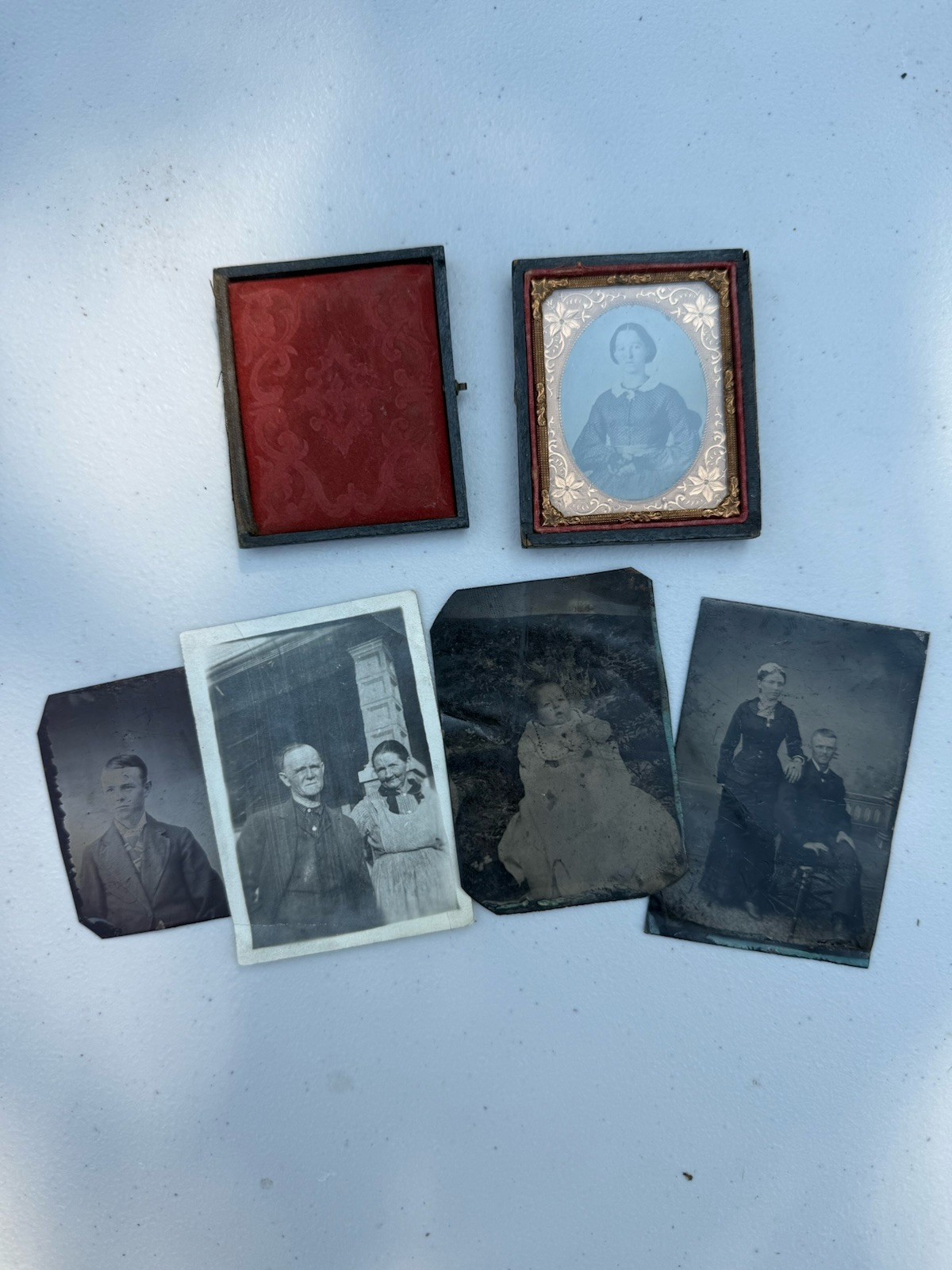Lot Of 5 Antique Daguerreotype Ambrotype Lady Tintype in Leather Case