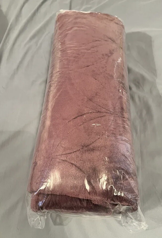 ONE QATAR AIRWAYS Q SUITES  blanket Business Class / First Class. Brand New.