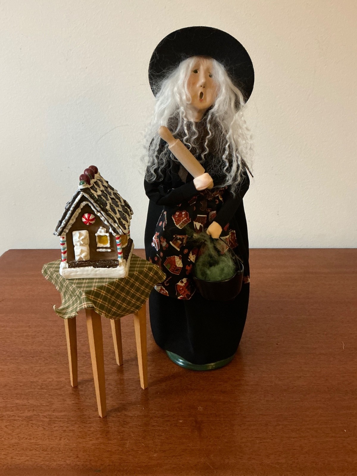 Byers Choice Halloween Gingerbread Witch with Table - Awesome caroler