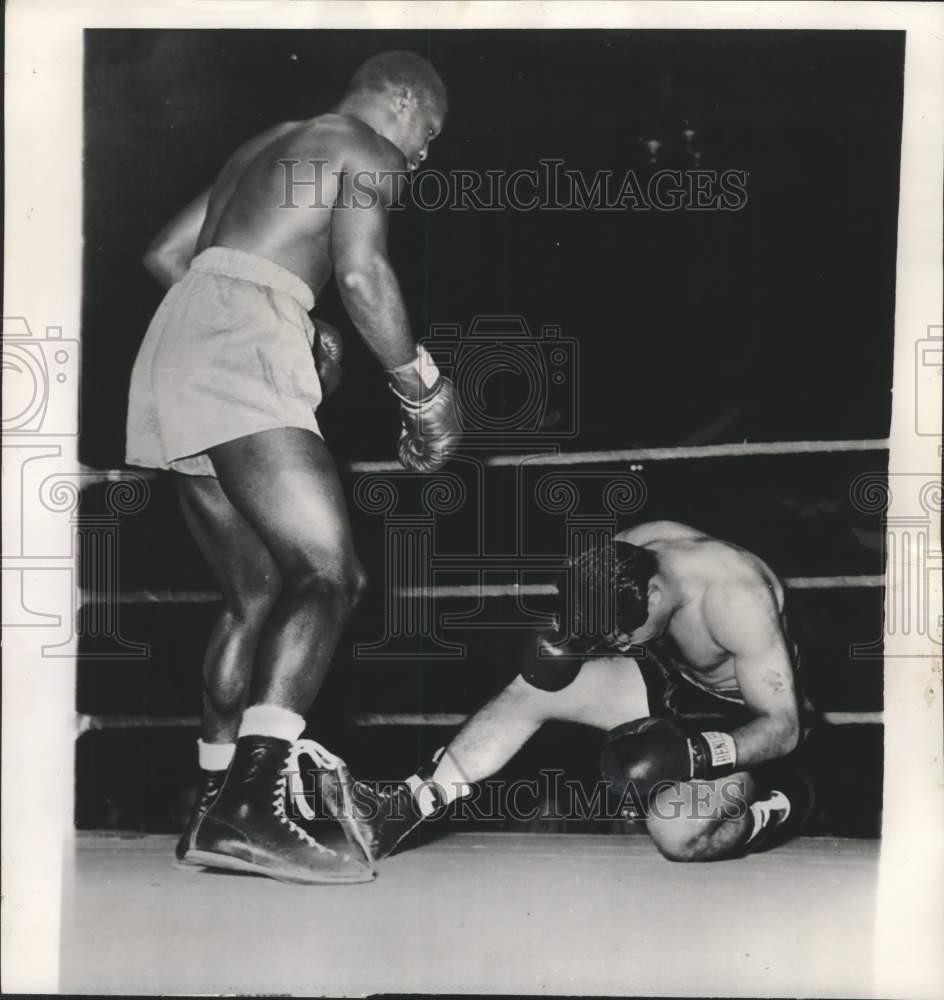 1952 Press Photo Johnny Saxton Knocks Mario Trigo Down In 3rd Round In Milwaukee