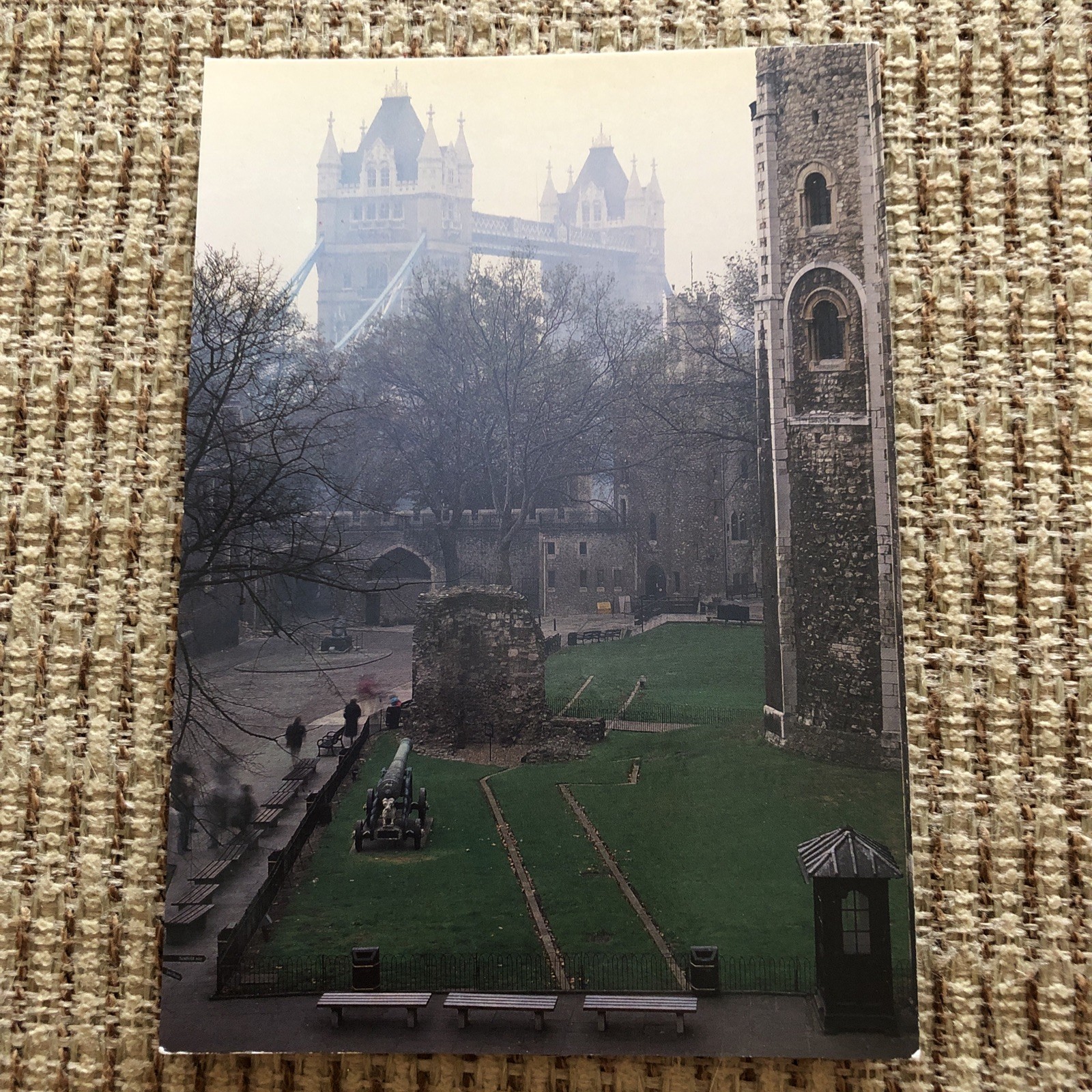 Unused POSTCARD - Roman City Wall Intersects White Tower - London - England