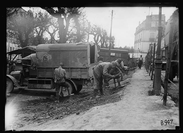 Photo:Chateau-Thierry France 1919 German Prisoners Rebuilding Street Scene
