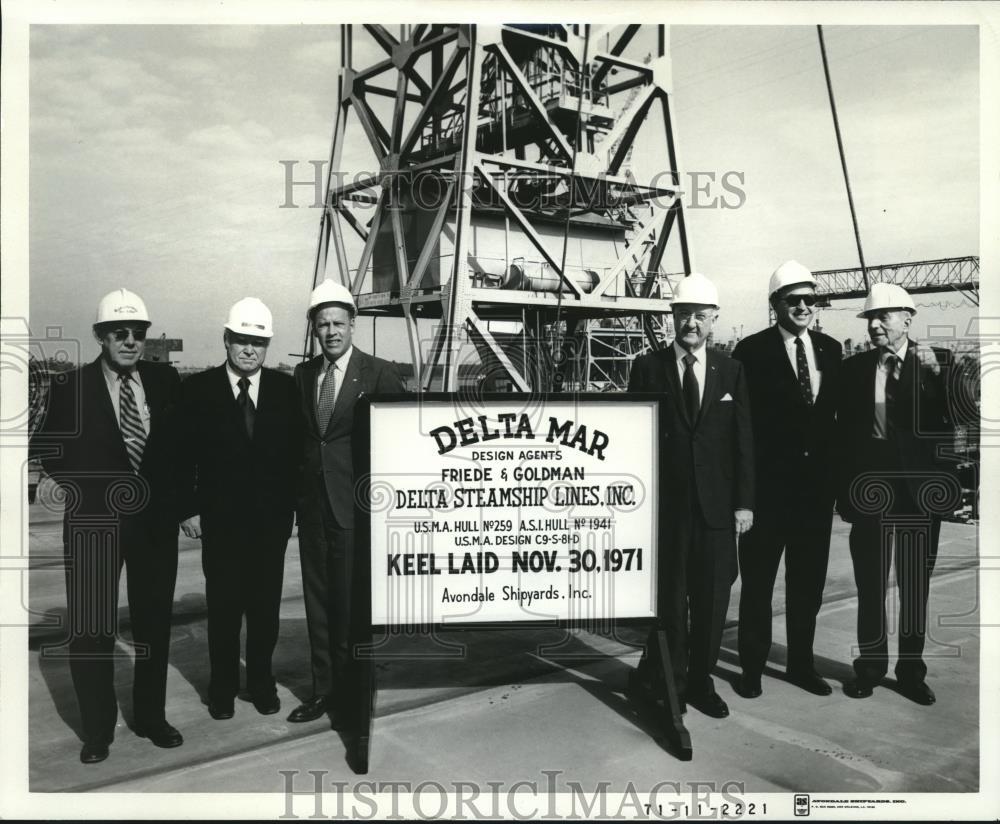1971 Press Photo Officials overseeing production of ships at Avondale Shipyards