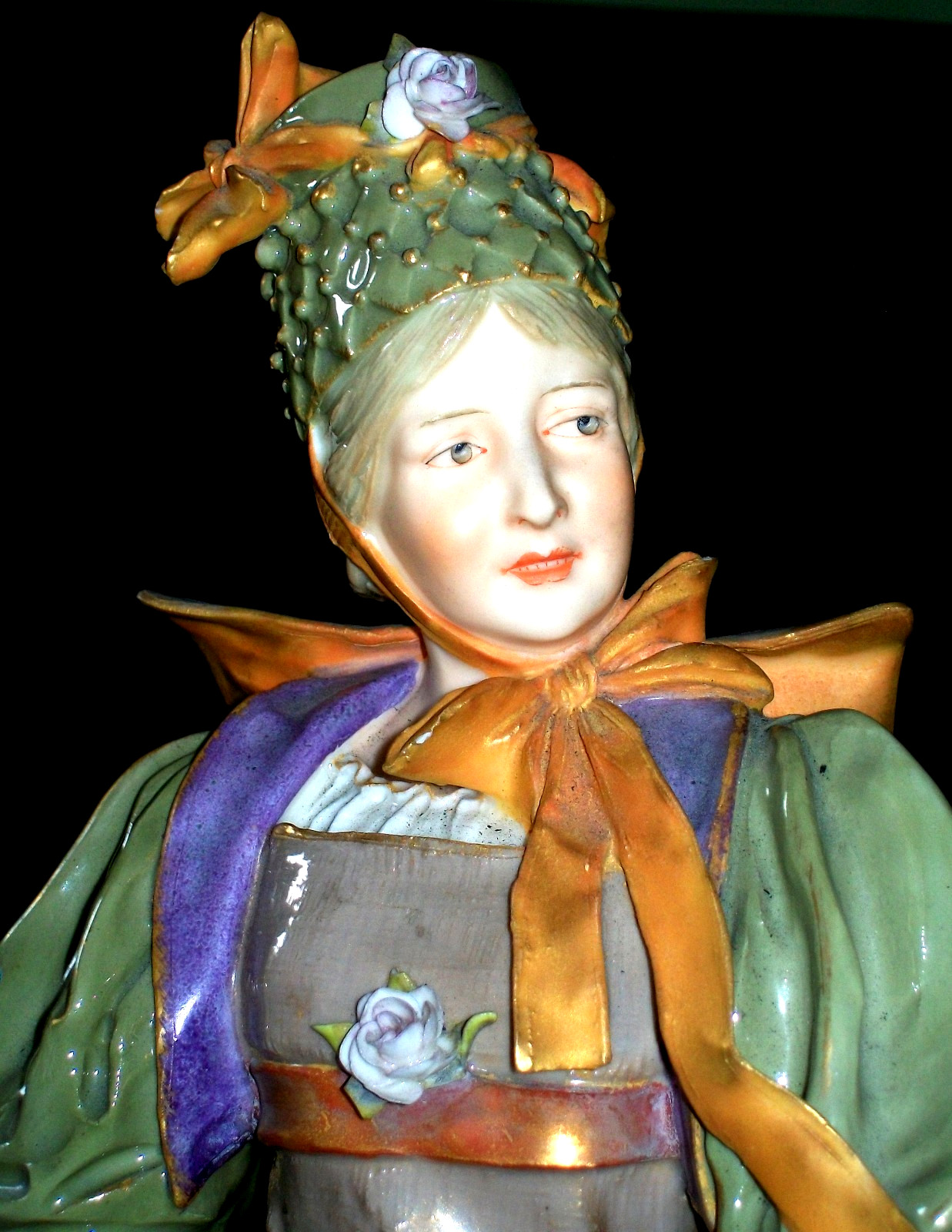 ANTIQUE AUSTRIA WIEN ERNST WAHLISS BEAUTIFUL TRADITIONAL LADY PORCELAIN FIGURINE