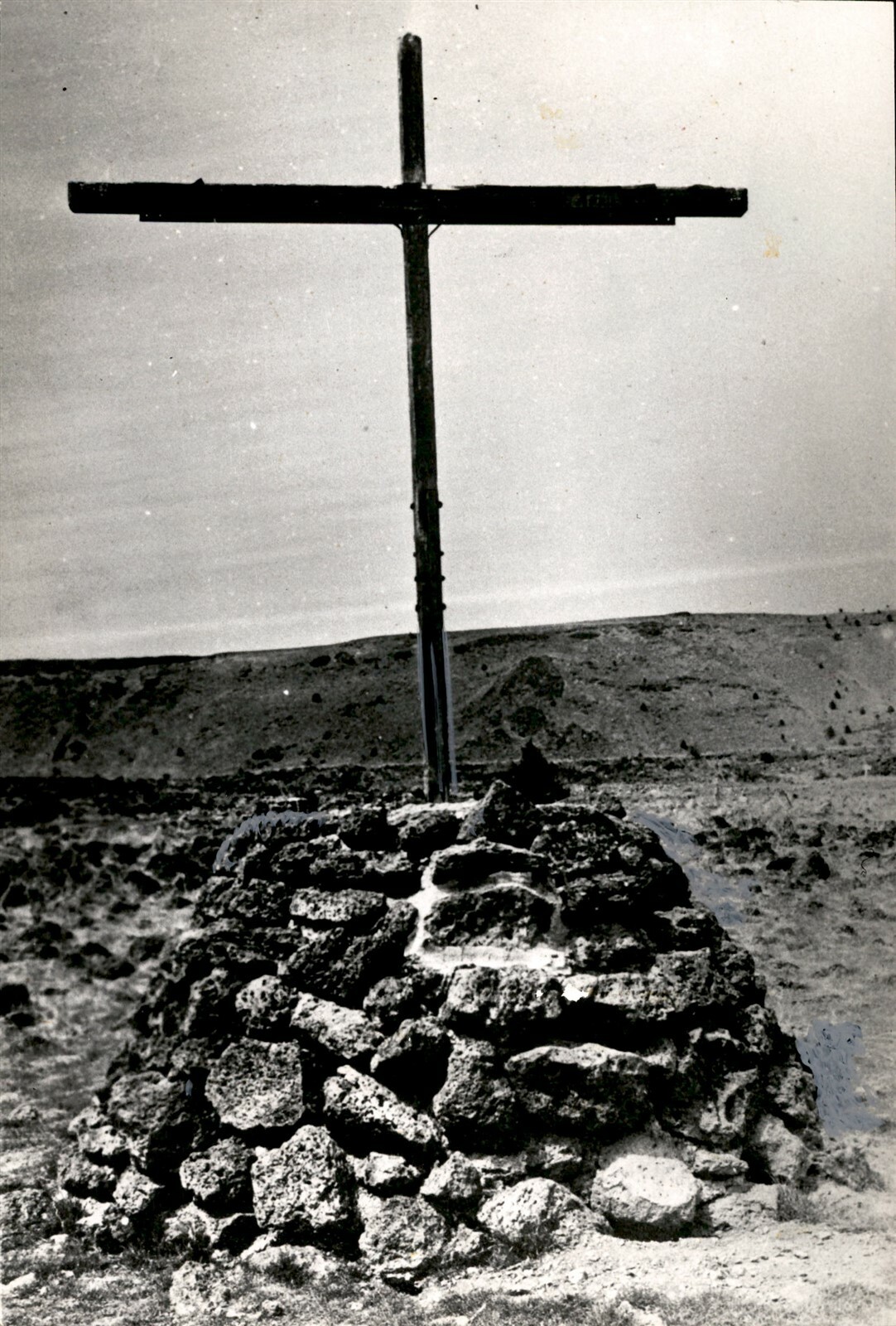 LG957 1958 Original Photo CROSS MARKING SPOT OF MODOC INDIAN MASSACRE CALIFORNIA