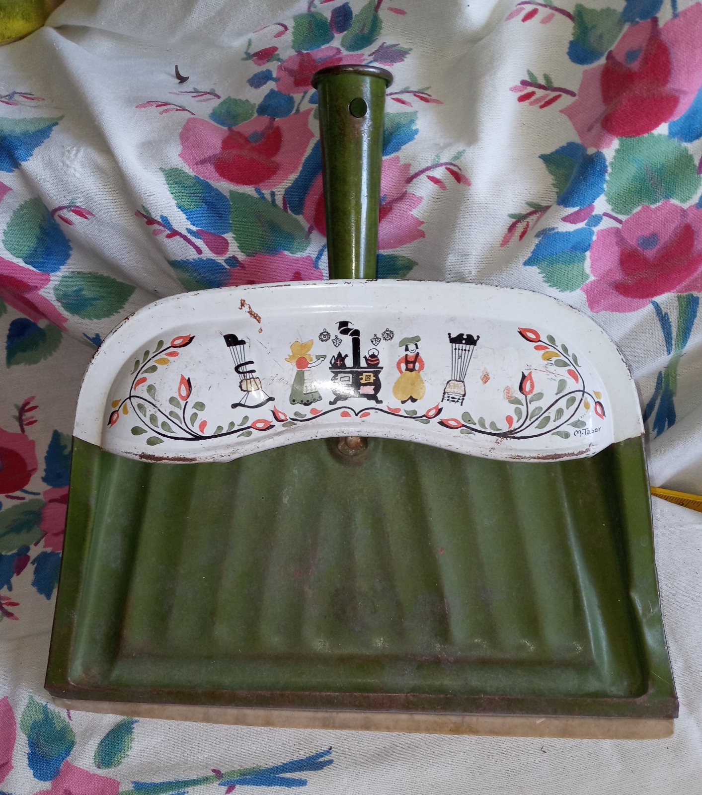Vintage Metal JV Reed Dust Pan Amish Folk Print M Taber Avocado Green Louisville