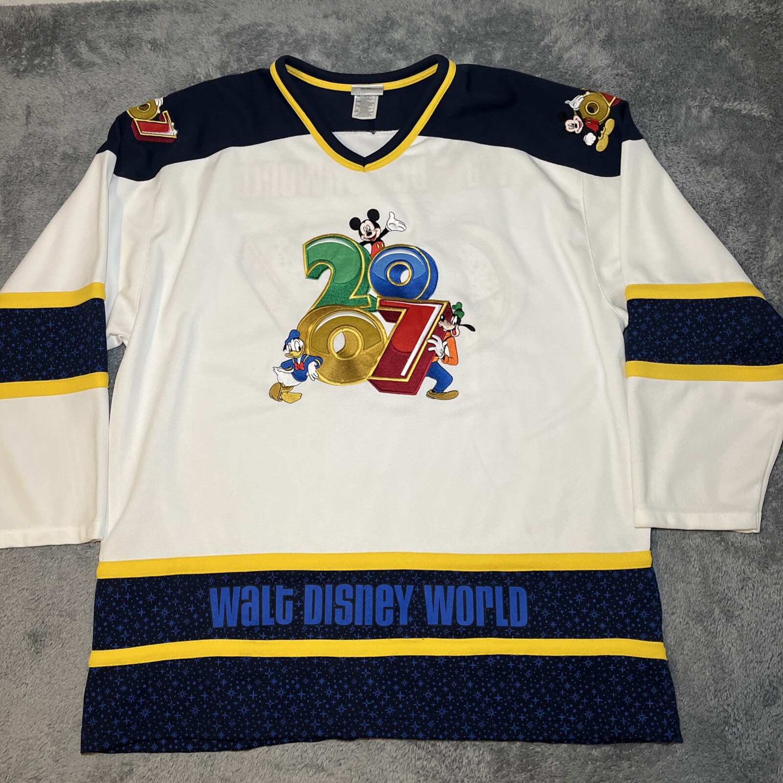 VTG Y2K 2007 Walt Disney World Hockey Jersey Adult 2XL Mickey Donald Duck Goofy