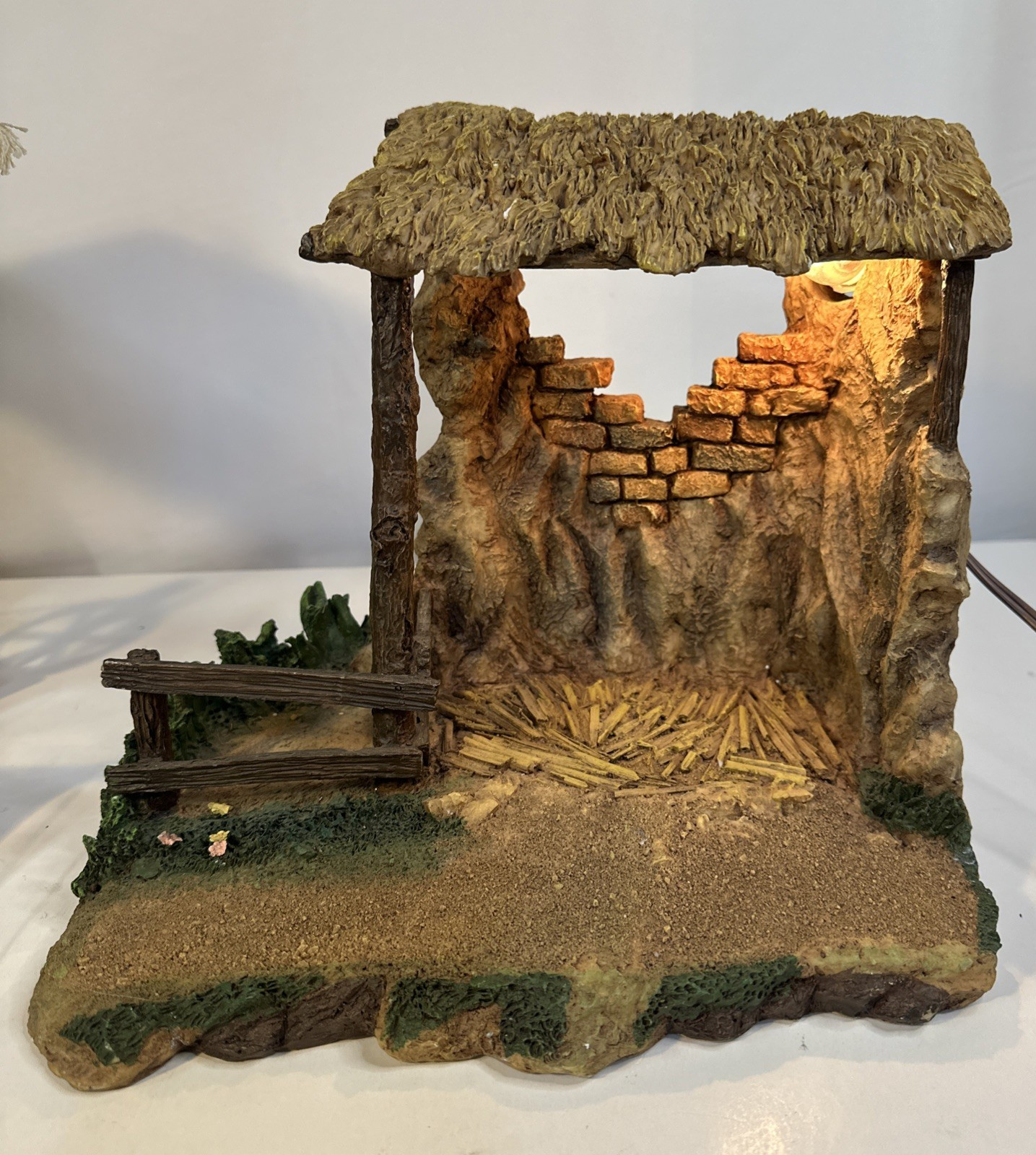 2001 The Fontanini 5” Heirloom Nativity Lighted Stable # 54503 No flaws