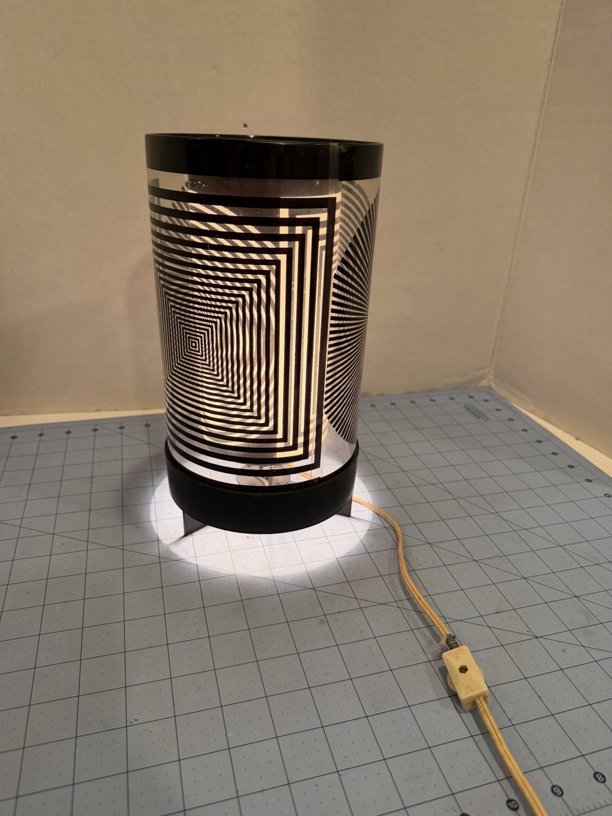 VINTAGE RARE HEAT OPTICAL ILLUSION SPINNING LIGHT MOTION LAMP 12