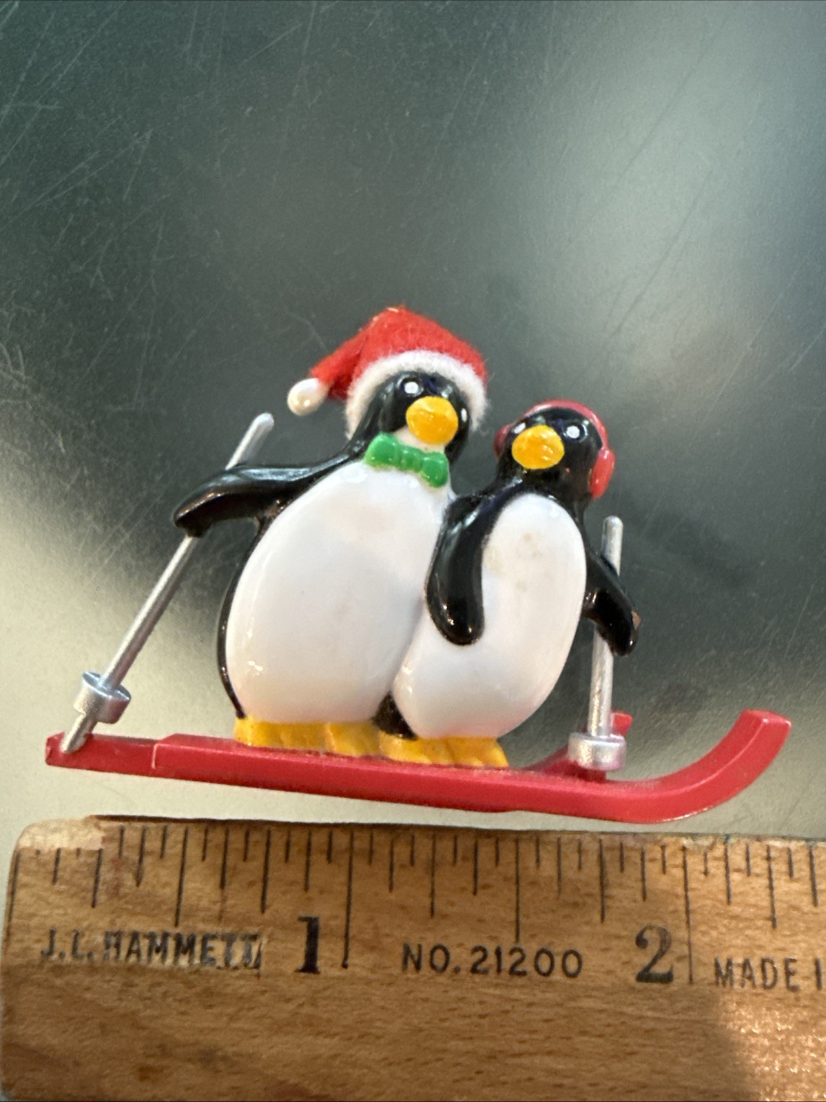 Avon PIN Christmas Vintage PENGUINS on Skis Snow SKIING HIT THE SLOPES Brooch