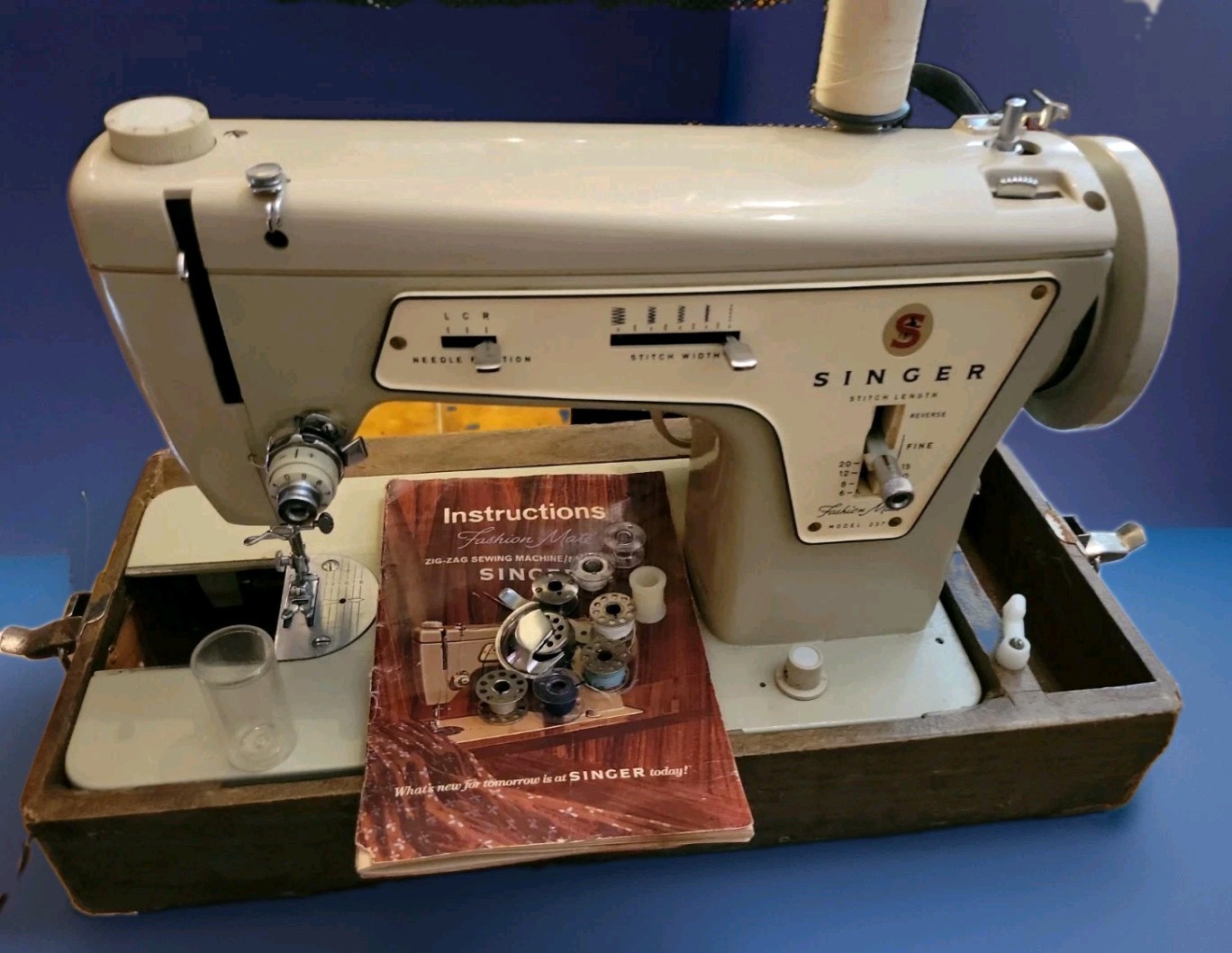 Singer Fashion Mate 237 Zig Zag Sewing Machine w/Foot Pedal, Manual & Case~WORKS
