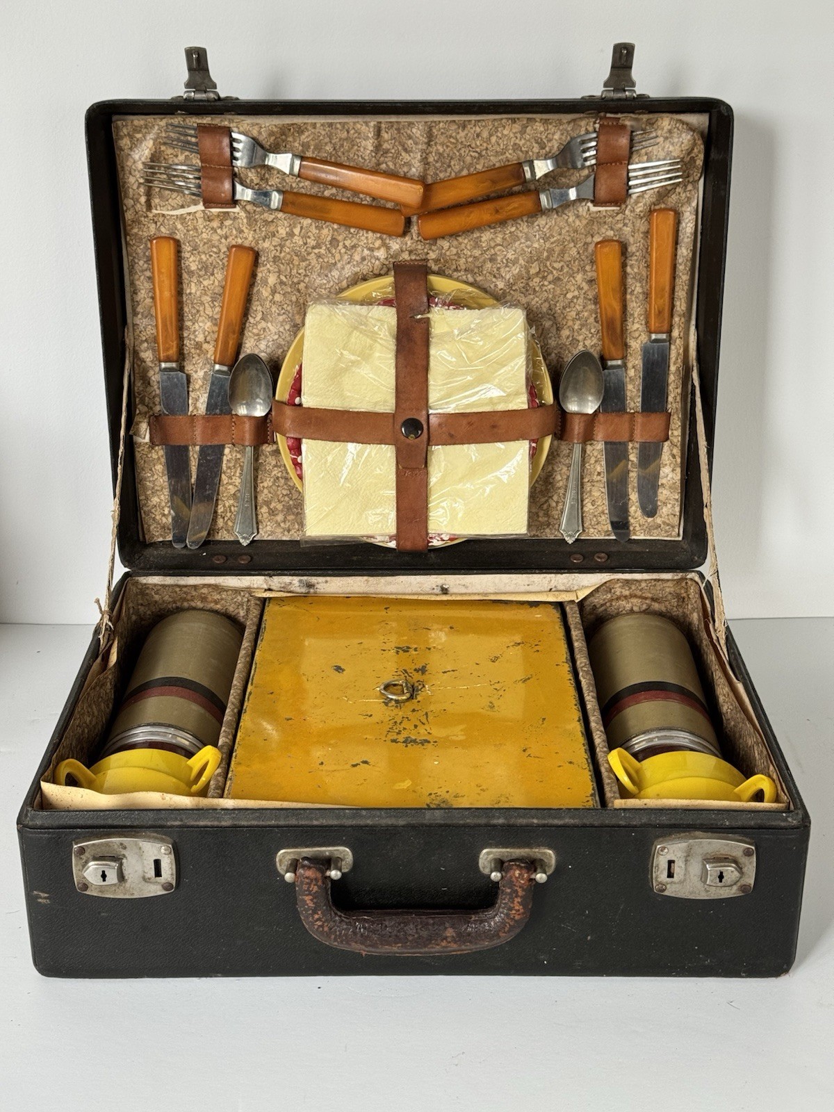 AUTOMOTIVE TRAVEL PICNIC SUIT CASE FOR SPORTS CAR OR STATION WAGON 1940’s /1950s