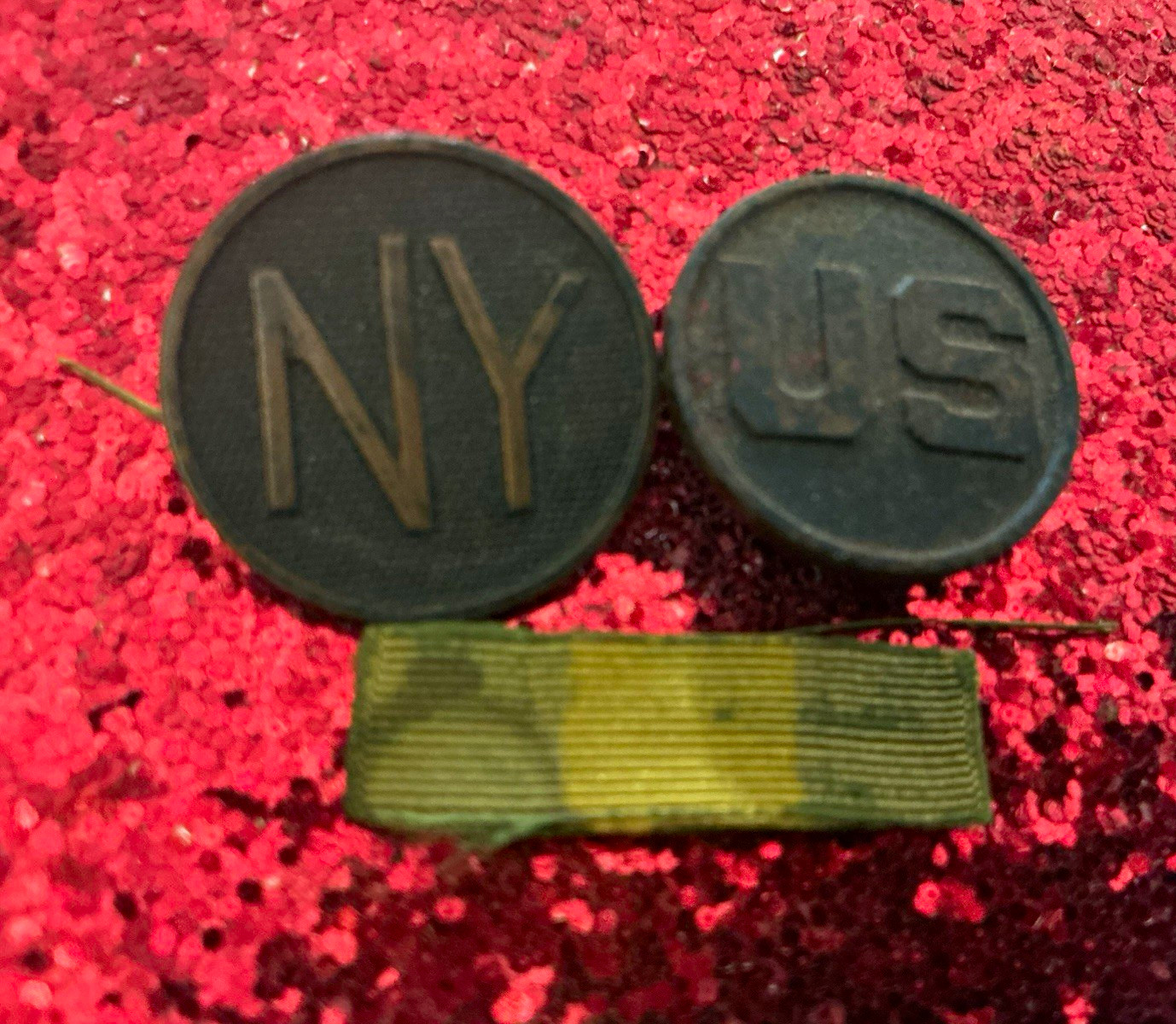 LOT ANTIQUE WWI U.S. & NY Uniform Collar Disc Insignia Pins & Service Ribbon Bar