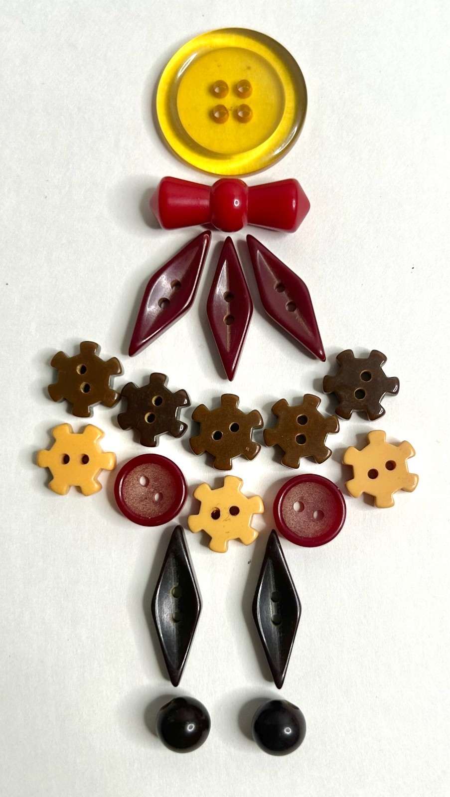 19 Vintage Bakelite Buttons; Includes Diamonds, Gears, Balls & Chunky