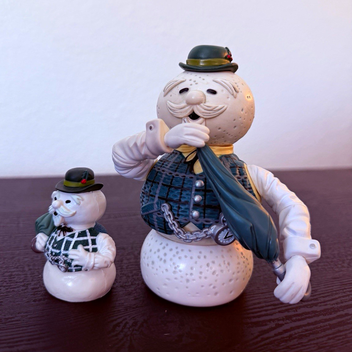 Duo collectible Sam the Snowman figures