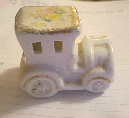 VINTAGE - PORCELAIN ANTIQUE CAR - FLORAL PATTERN - EXCELLENT 
