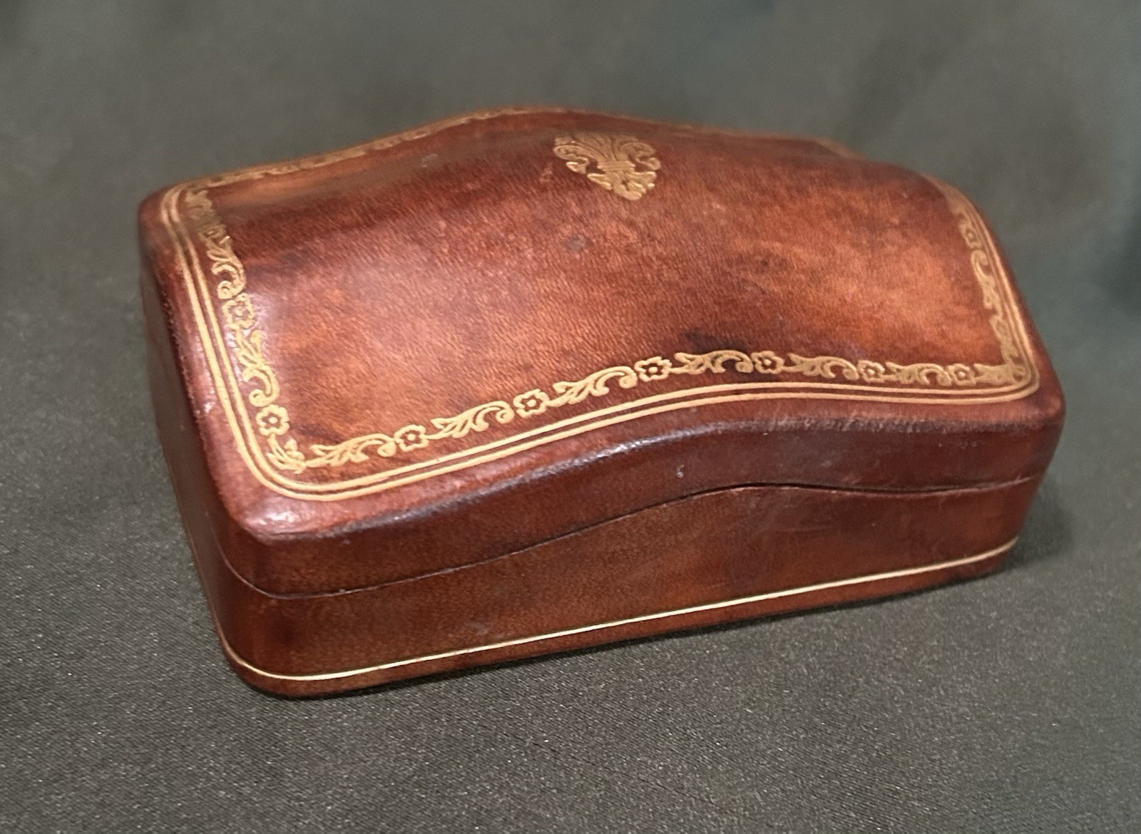 VINTAGE ITALY LEATHER TRINKET BOX Humpback Fomerz Gold Accents 4\
