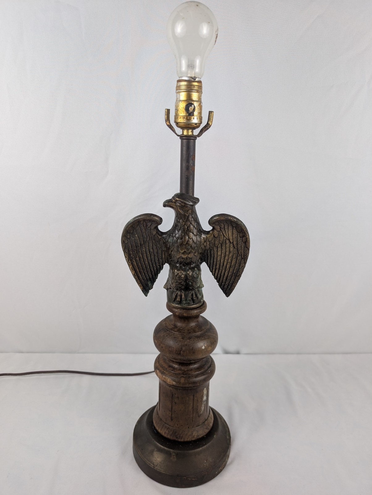 1960\'s Vintage Federal Brass Eagle Wooden Table Lamp Works Great no lampshade 