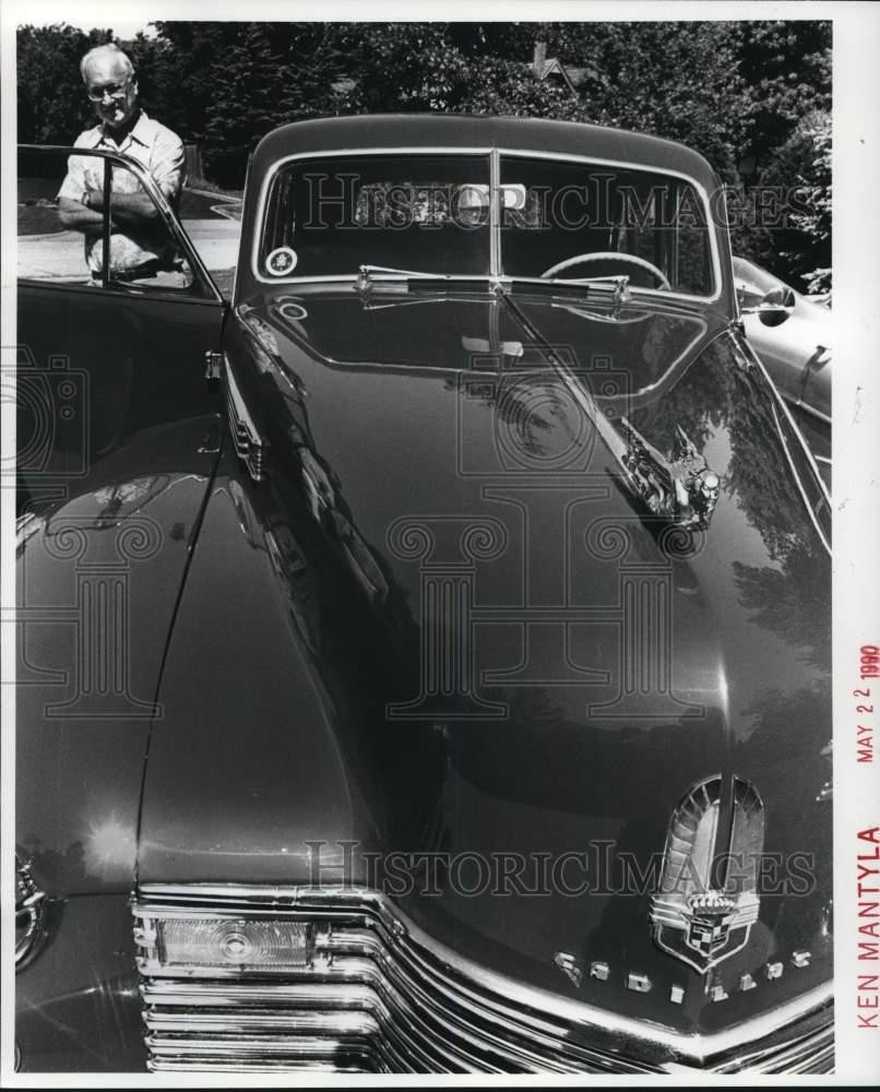 1990 Press Photo Frank Aksamit with his 1941 Cadillac Fleetwood in Wichita