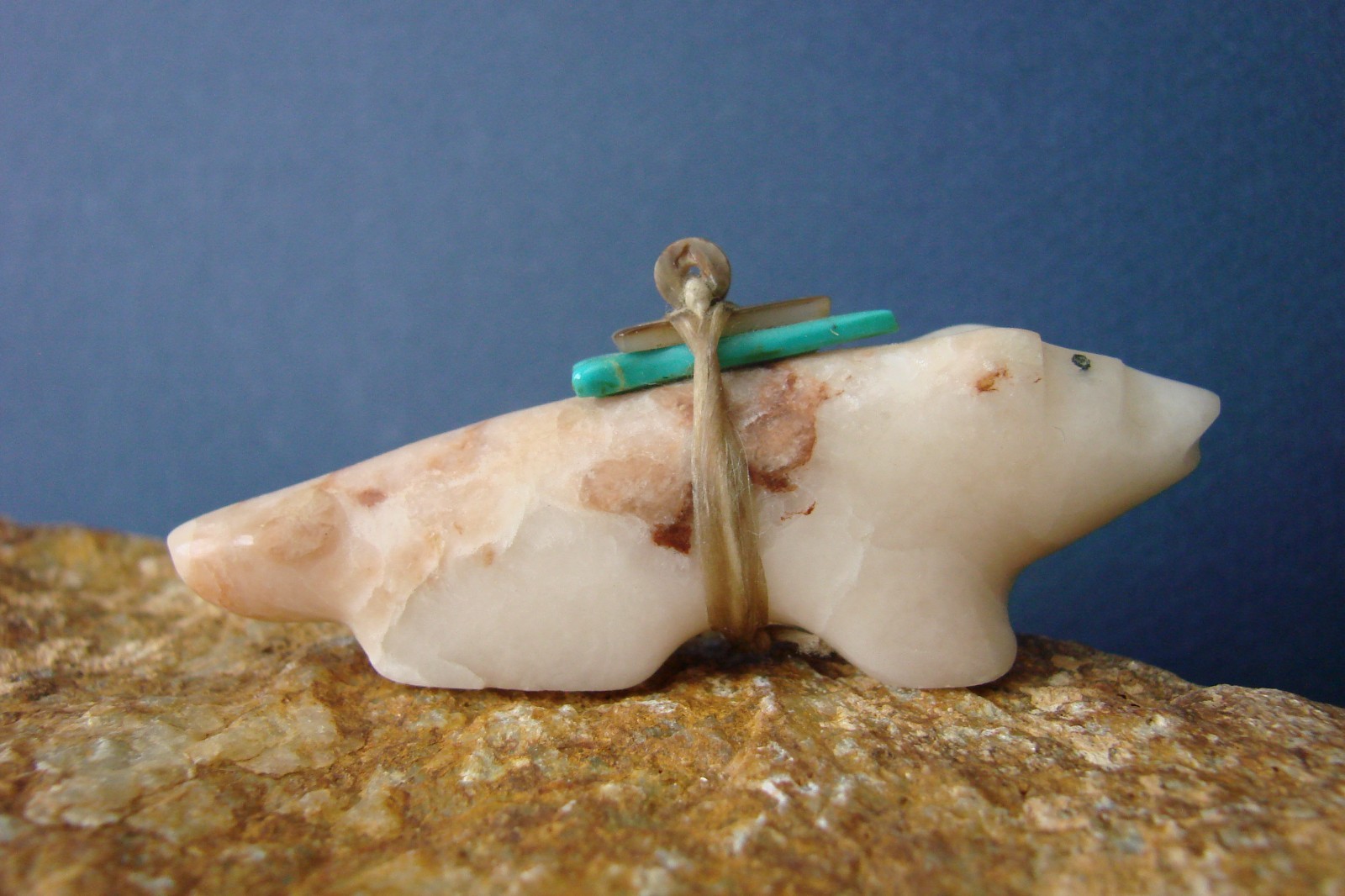 1970\'s Vintage Zuni Fetish Mop/Shell Wolf Carving By Bernard Homer Jr. (d)