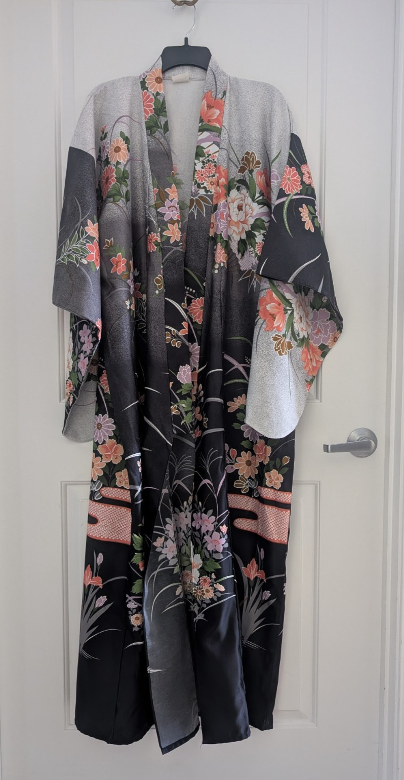 Vintage Japanese Womens Floral Kimono Robe Black Gray Made in Japan No Sash