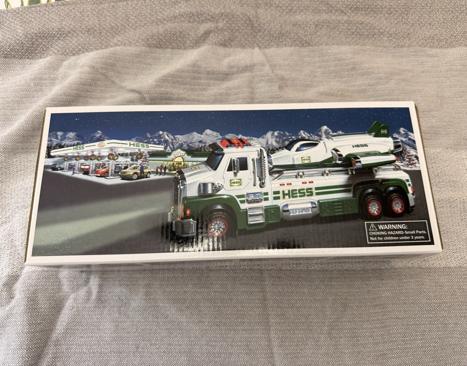 New in box Hess 2014 50th Anniversary Toy Truck & Space Cruiser Set Green/White