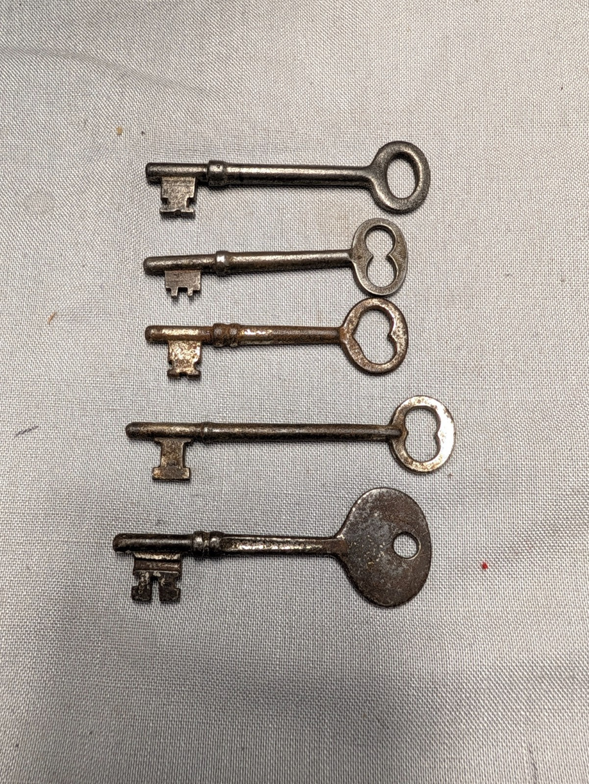Vintage Metal Skeleton Keys Set of 5