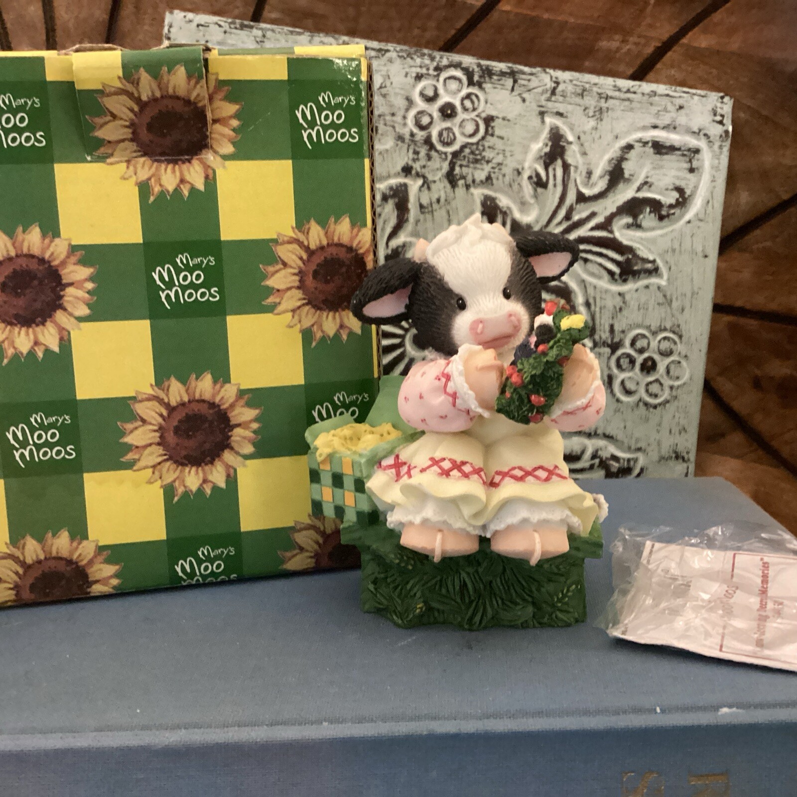 NIB 1999 ENESCO Mrary's Moo-Moos Series JOHN DEERE Girl Present Figurine #549150