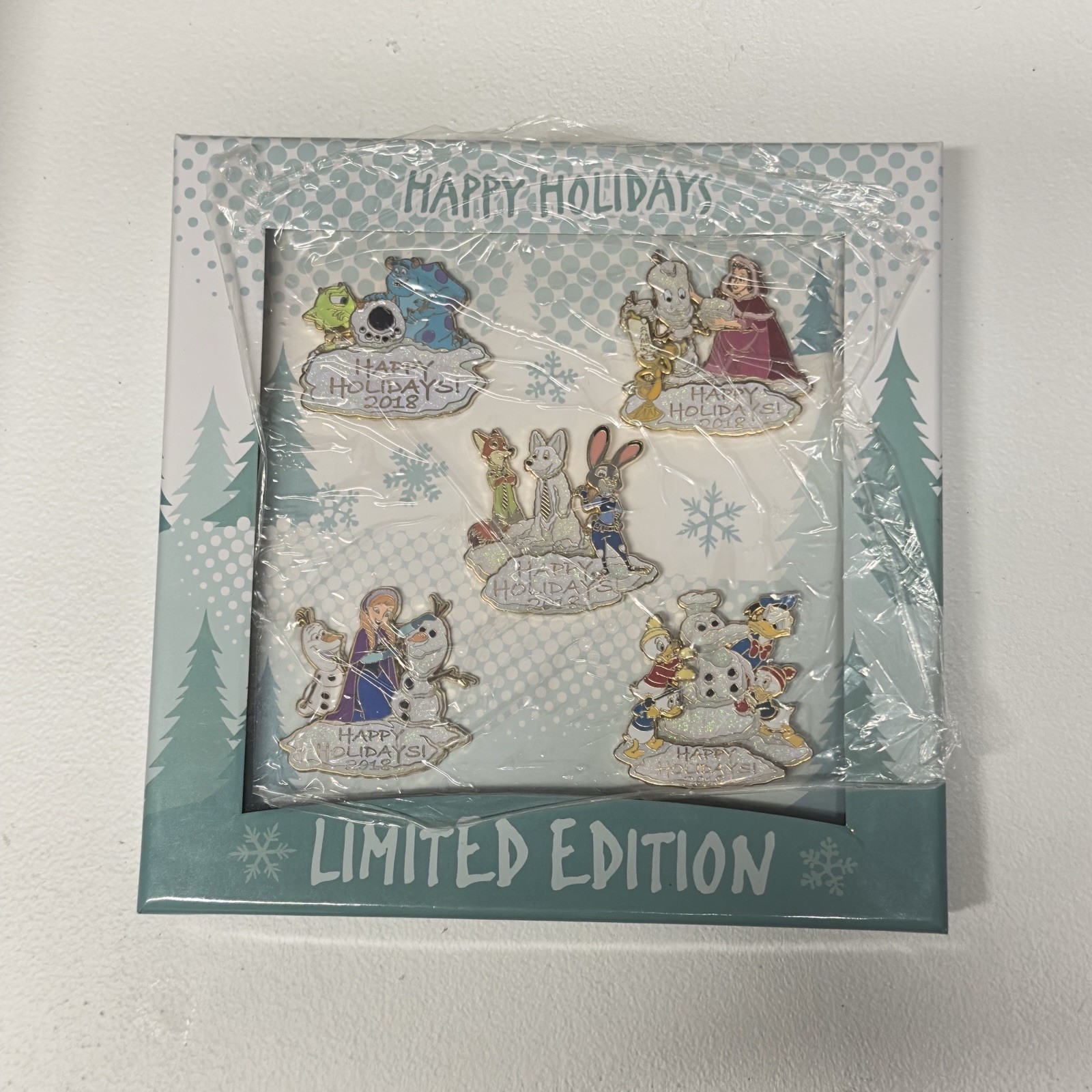 Disney Theme Park 2018 Happy Holidays Limited Edition Disney Pin Set