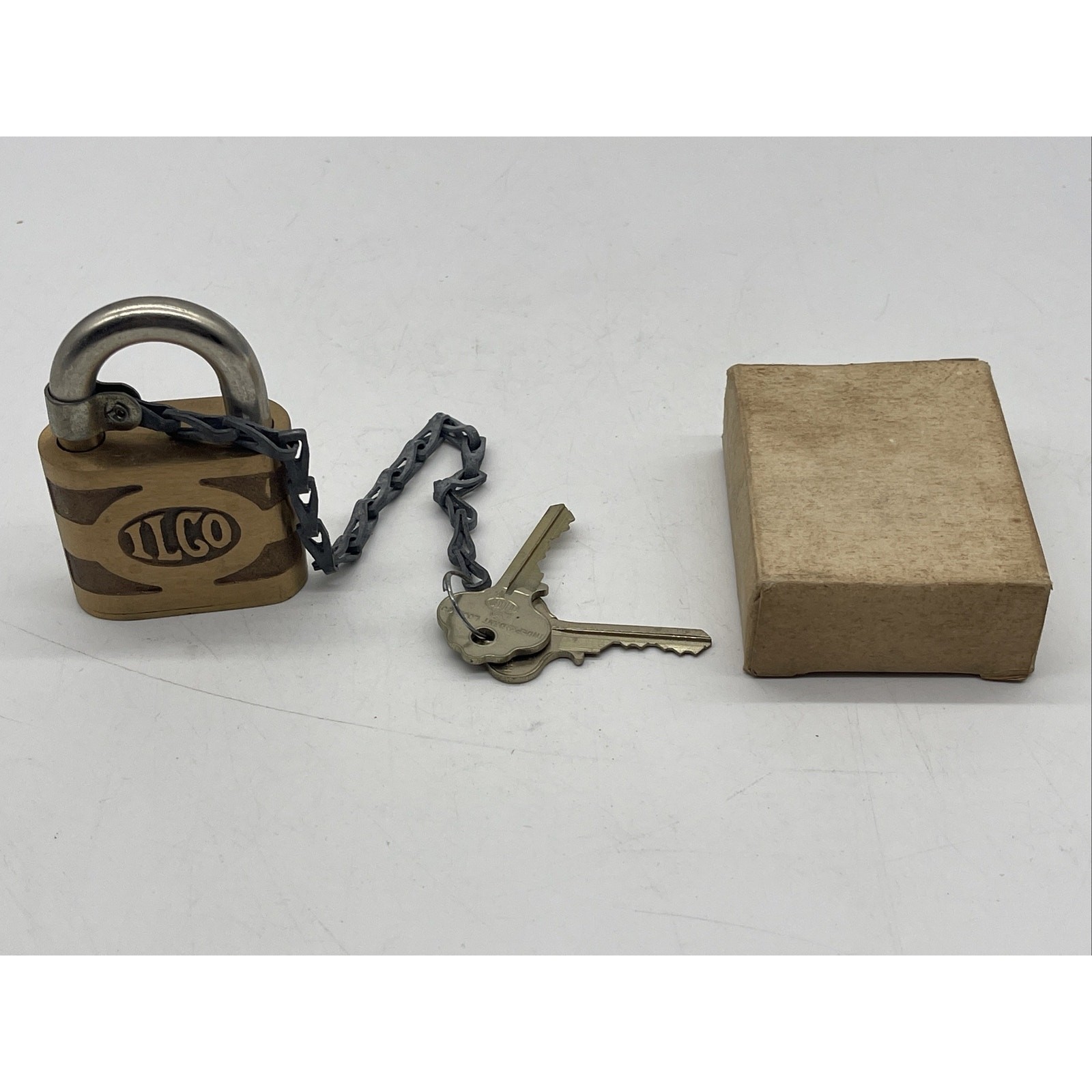New Vintage ILCO padlock With 2 Original keys KX12255