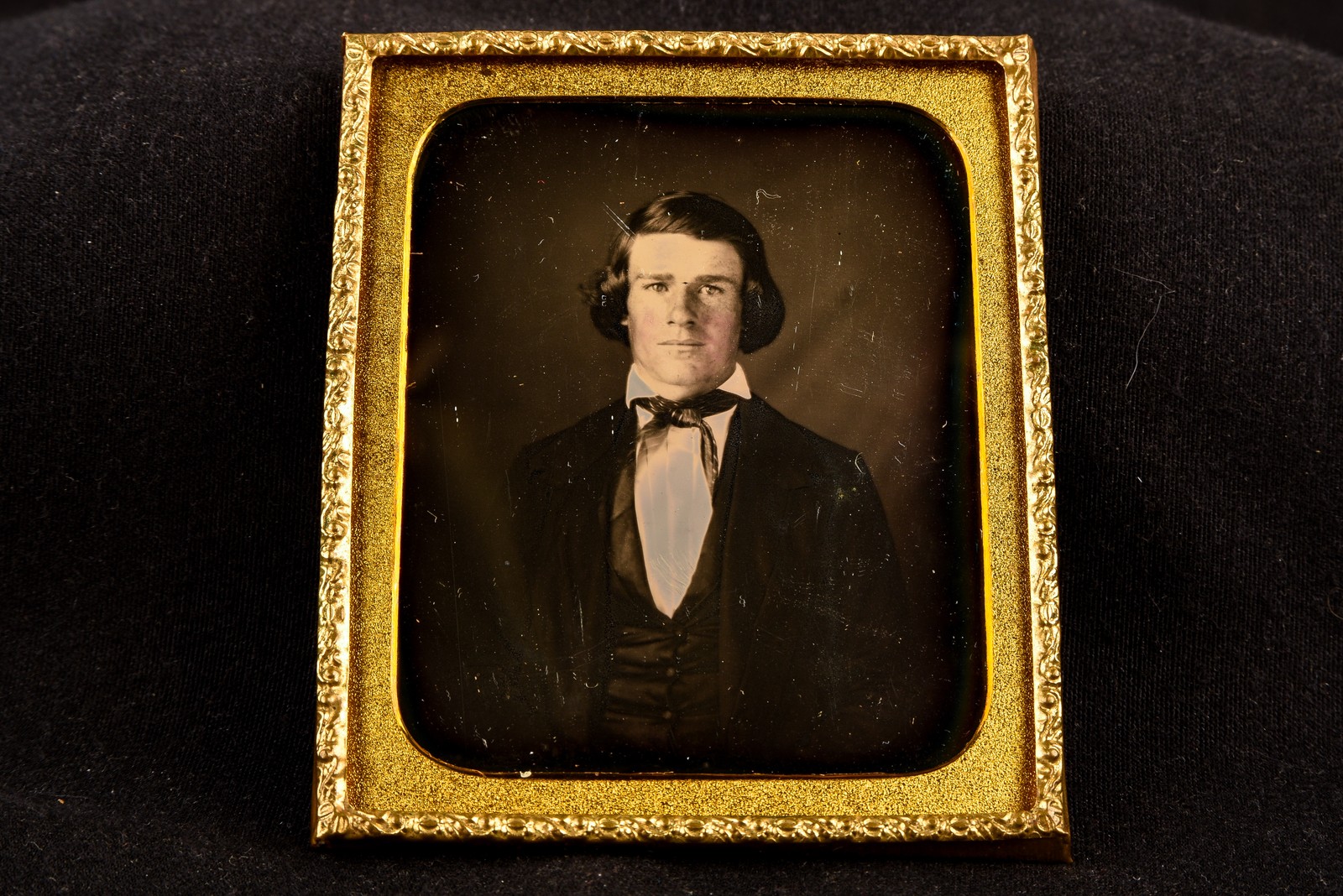 Daguerreotype Man w/ Wavy Hair & Tinted Cheeks Ornate Mat 1/6 Plate Antique V33