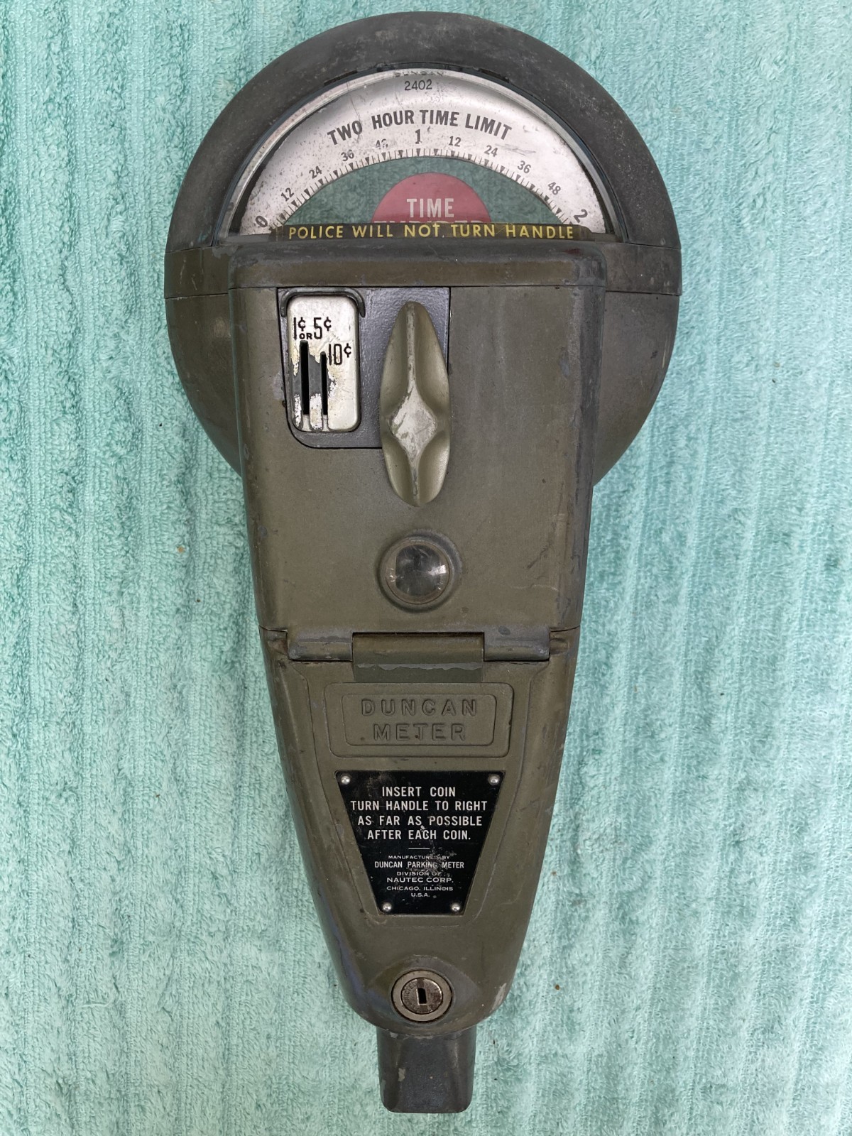 WORKING DUNCAN 2 HR PARKING METER   LOCKS OPEN W/FLAT BLADE    NO KEYS NEEDED