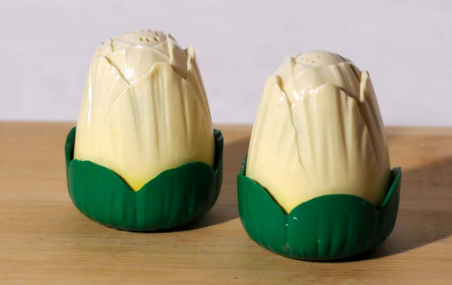 VINTAGE JAYDON YELLOW TULIP PLASTIC SALT & PEPPER SHAKERS