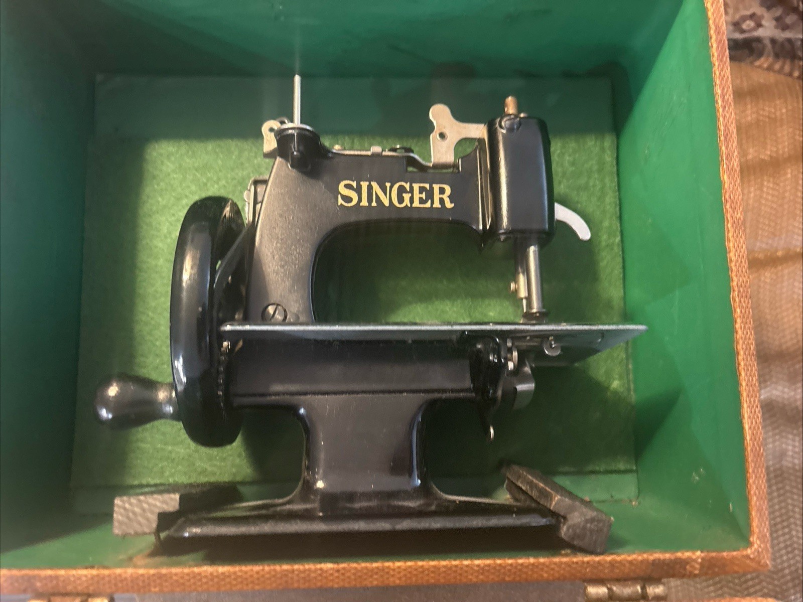 VTG Mini SINGER Model 20 Hand Crank Sewing Machine W/ Case - MIssing Spool PIn
