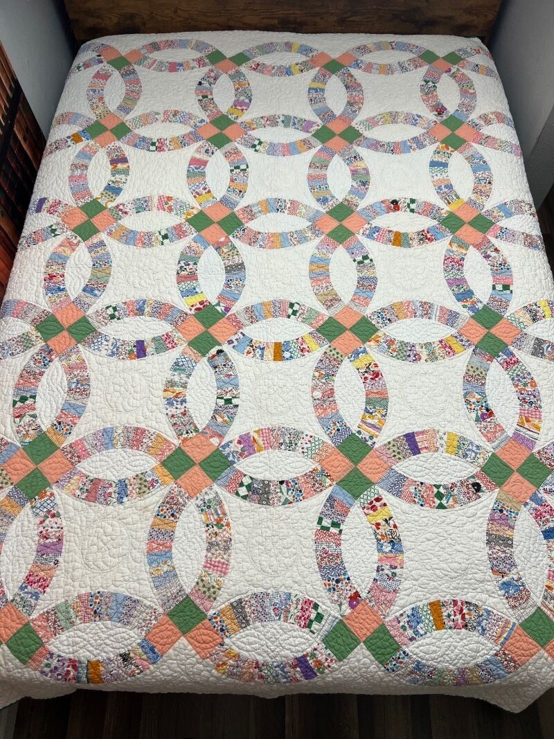 #889 Vintage Handmade  Double Wedding Ring Quilt  80\