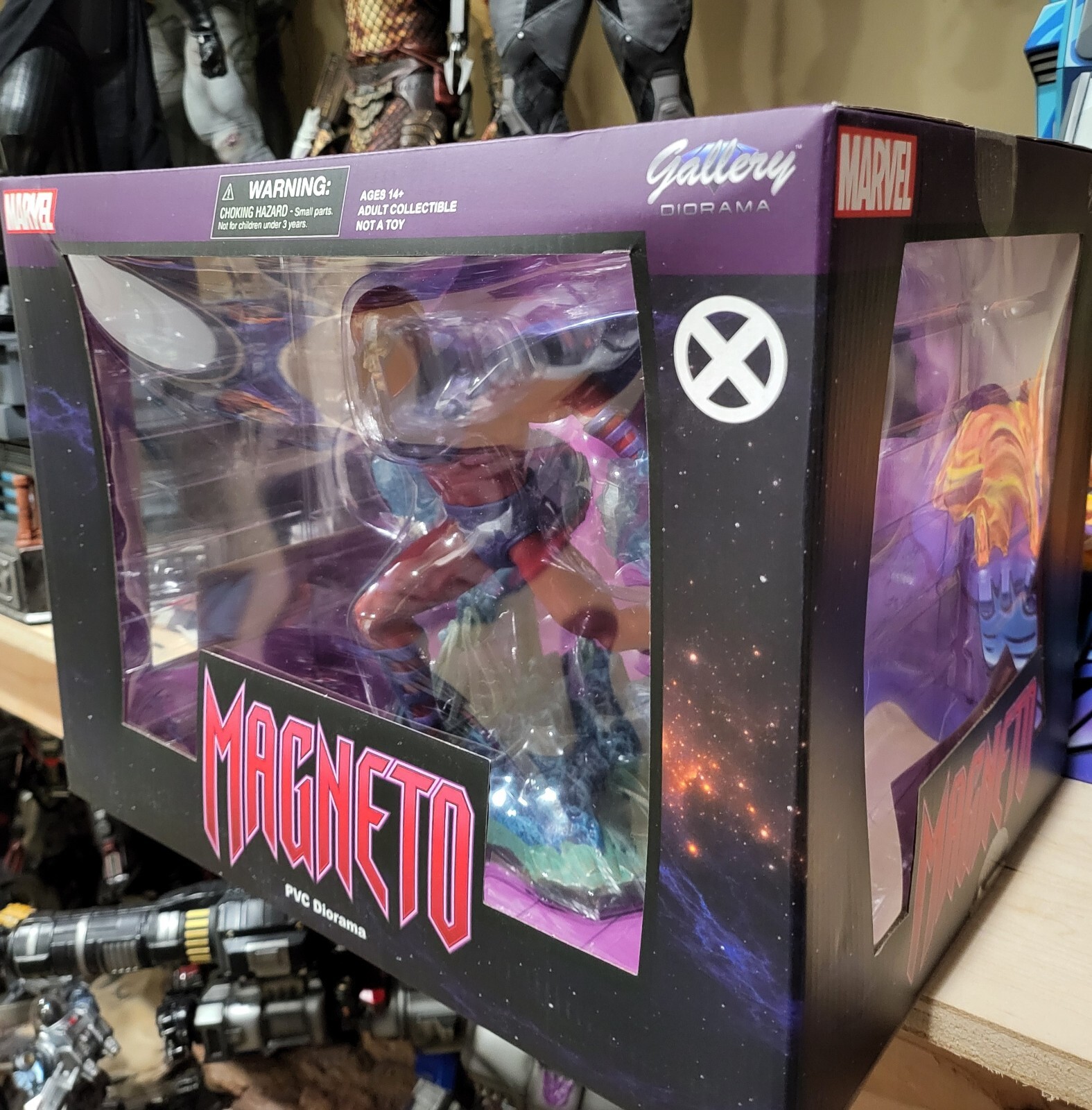 DENTED BOX Diamond Select Marvel Comic Gallery X-Men Magneto Statue DENTED BOX