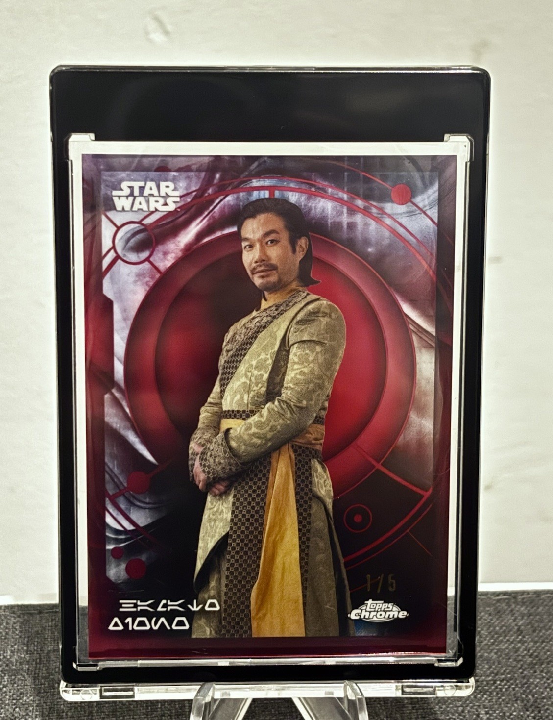 2026 Topps Chrome Star Wars Alpha Aurebesh Hamato Xiono AURE-16 Red 1/5