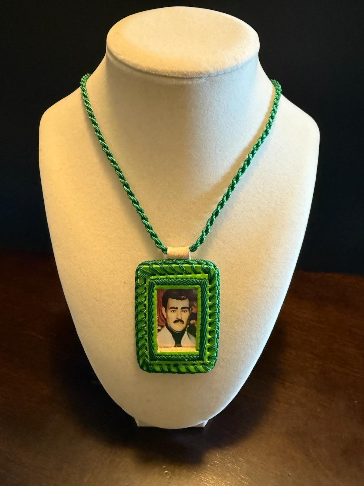 Escapulario Jesús Malverde Rectángulo Pitiado Verde – Collar Artesanal de Fe 