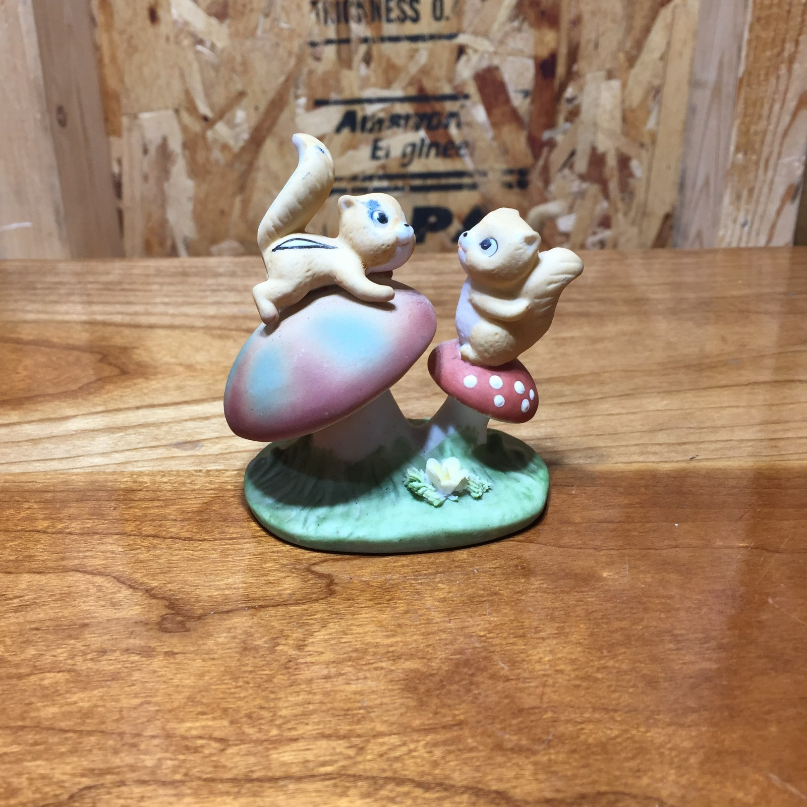 VTG Ceramic Squirrel Figurine Boy Girl Lovers 4347 NT