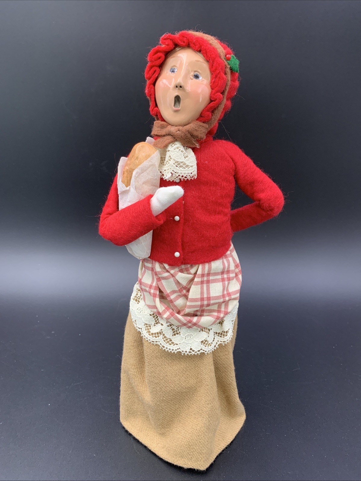 Byers Choice THE CAROLERS Woman Holding a Loaf of Bread 1995 Numbered 32/100