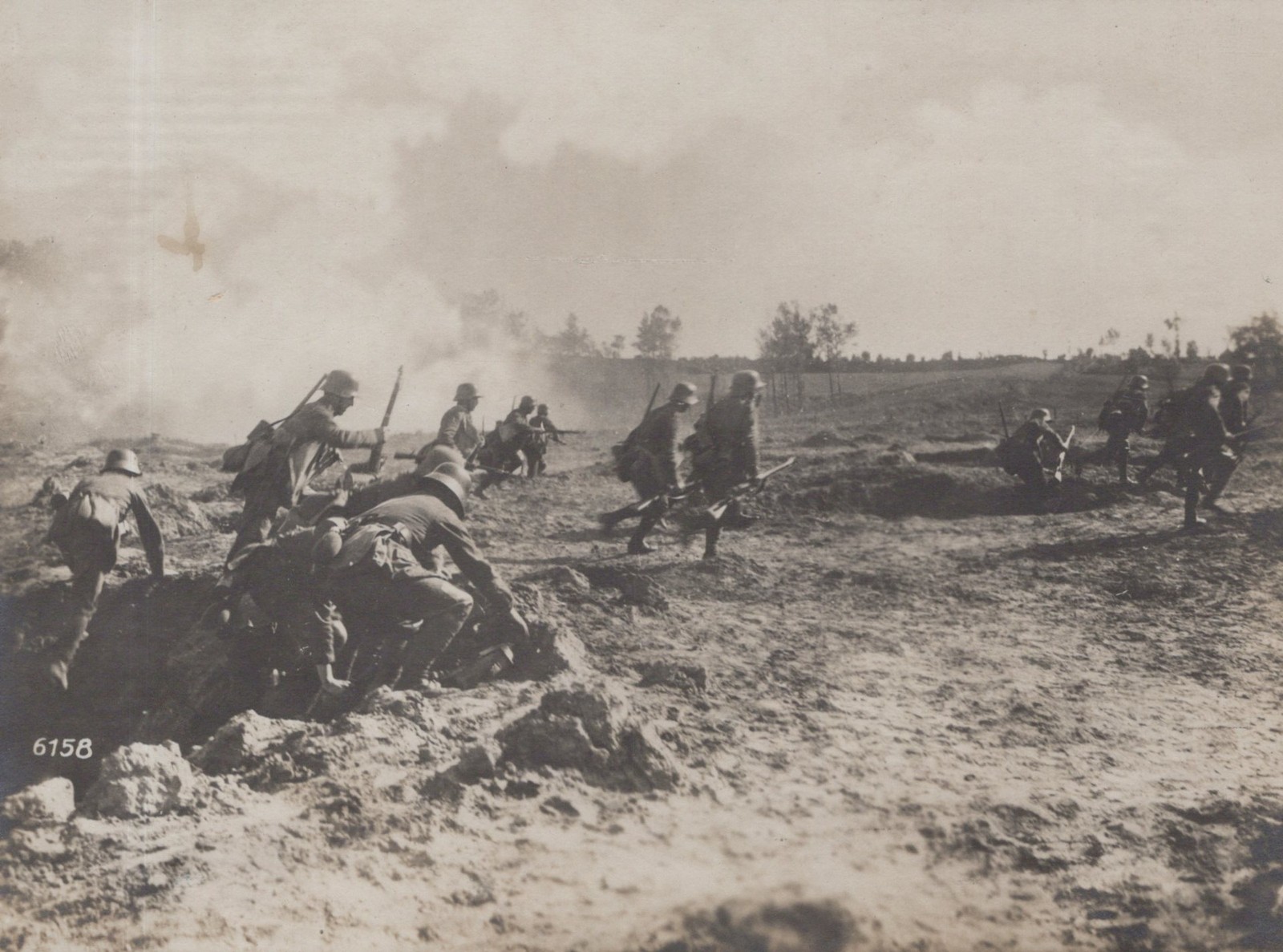 WW1 German stormtroopers Western Front assault RARE 1918 - Original Press Photo