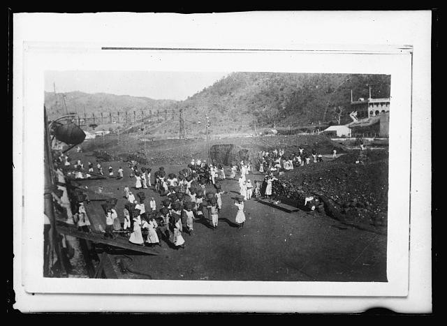 Photo:Panama Canal Zone 1910s workers crowd near ships and hillside