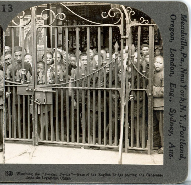 CHINA, Watching Foreign Devils, Gate Of English Bridge-Keystone Stereoview E58