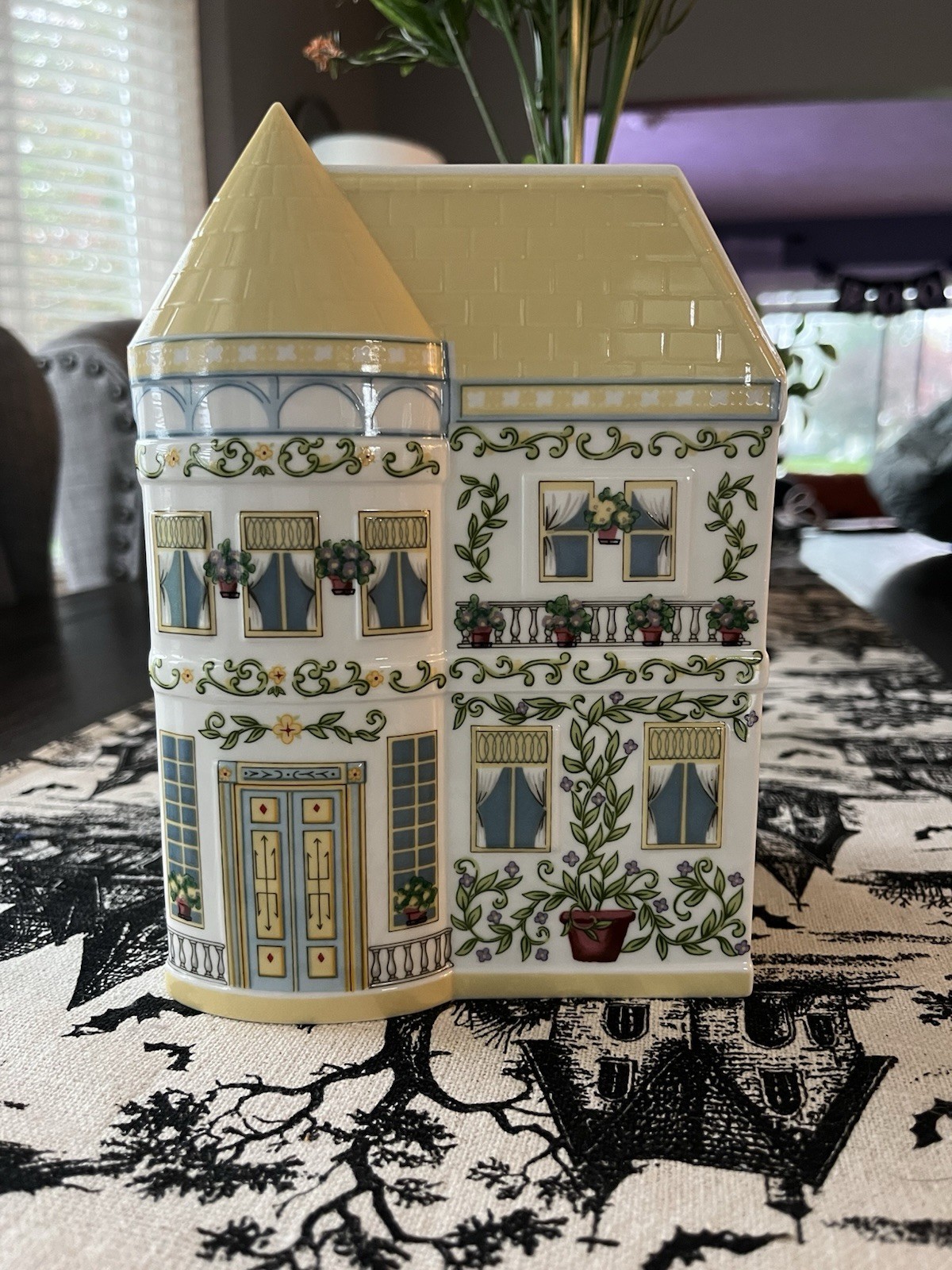 The Lenox Village Planter - Original- 1996 Cheery Yellow 💛