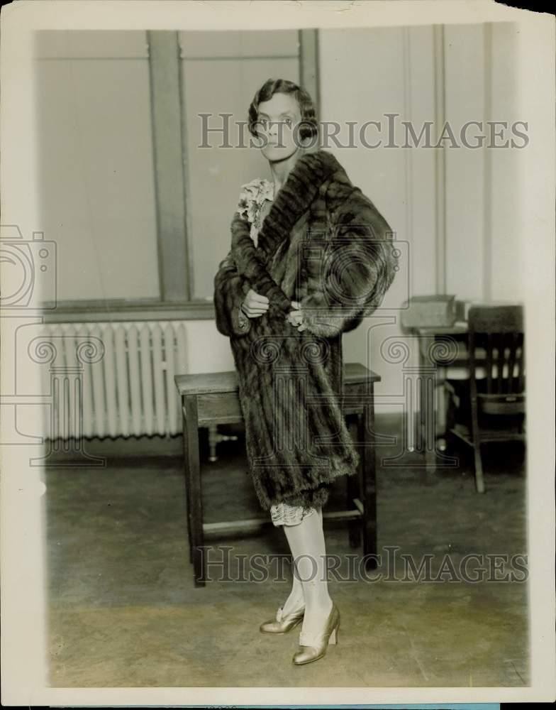 1927 Press Photo Mrs. George Kunhardt attends a fashion event in Greenwich