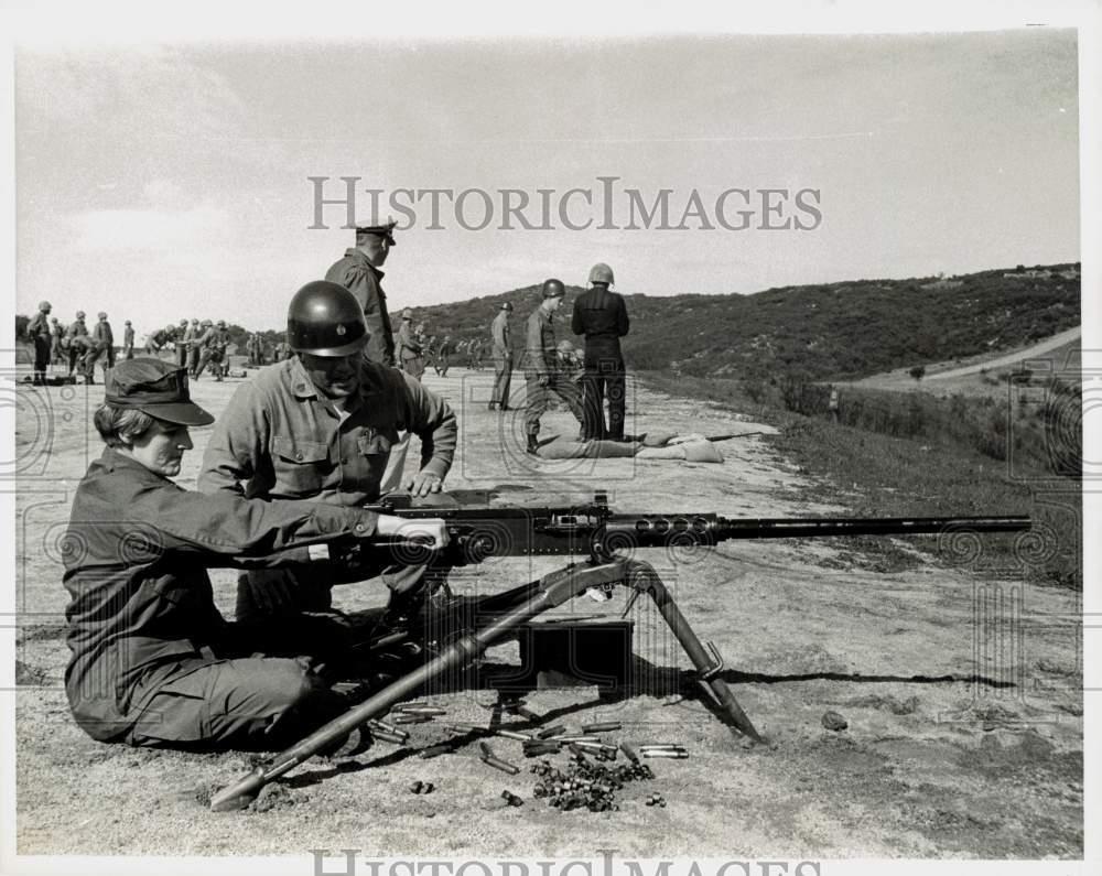 1968 Press Photo Lieutenant Hamilton Trains on Machine Gun at Firing Range