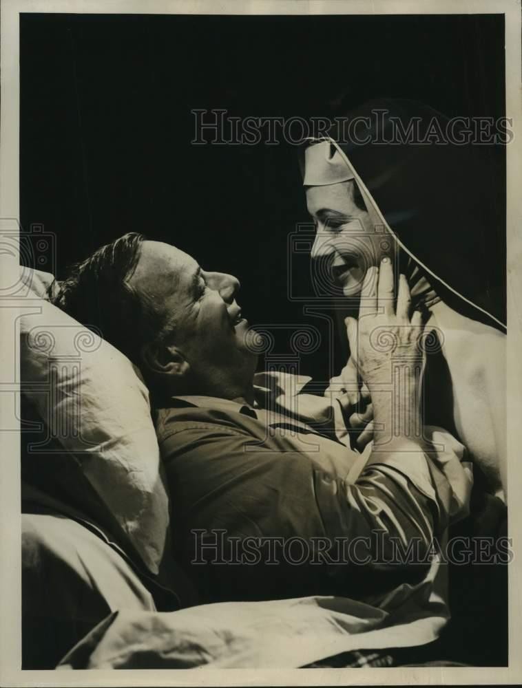 1961 Press Photo Maurice Evans & Piper Laurie star in \