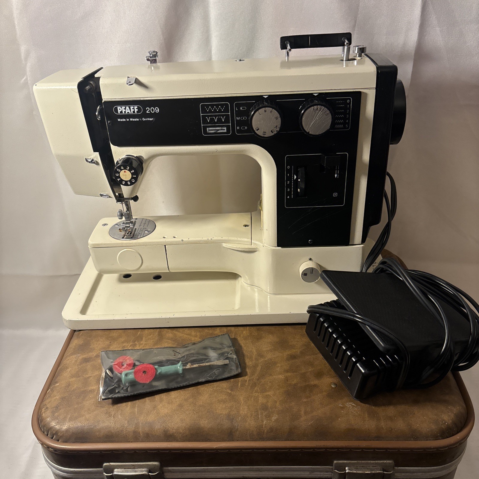 Vintage Pfaff 209 German Electric Sewing Machine - Tested & Working W/PEDAL/CORD