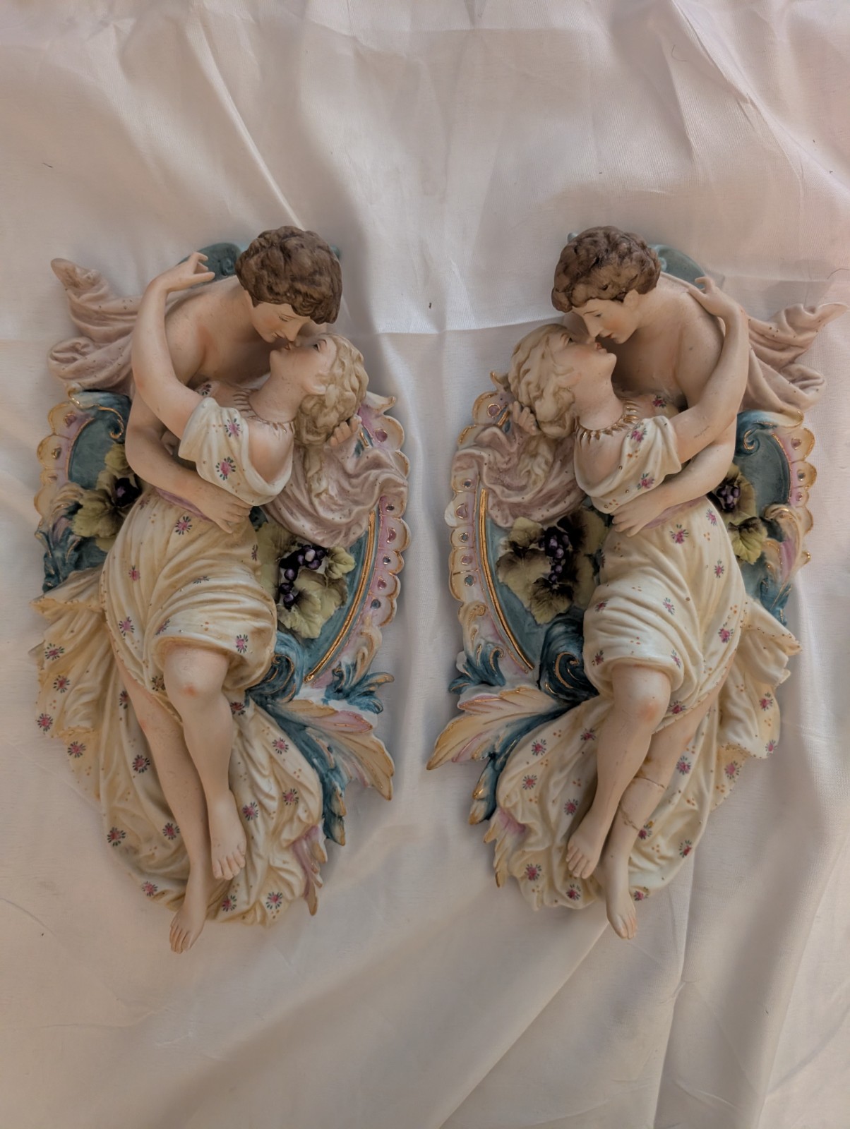 Vintage mid-20th century Capodimonte-style porcelain wall plaque See Damage Pic